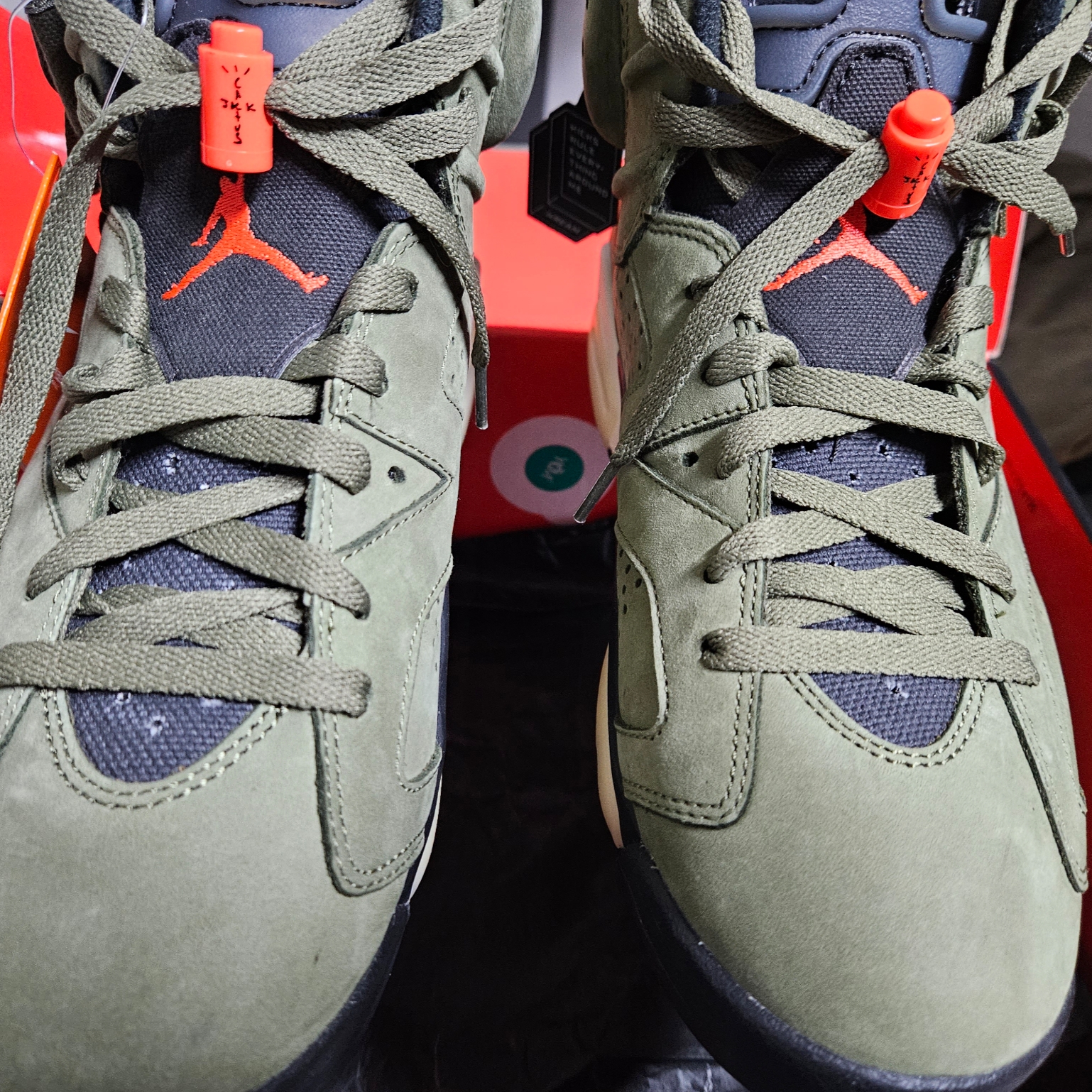 Jordan 6 x Travis Scott Retro Olive 착용 스타일