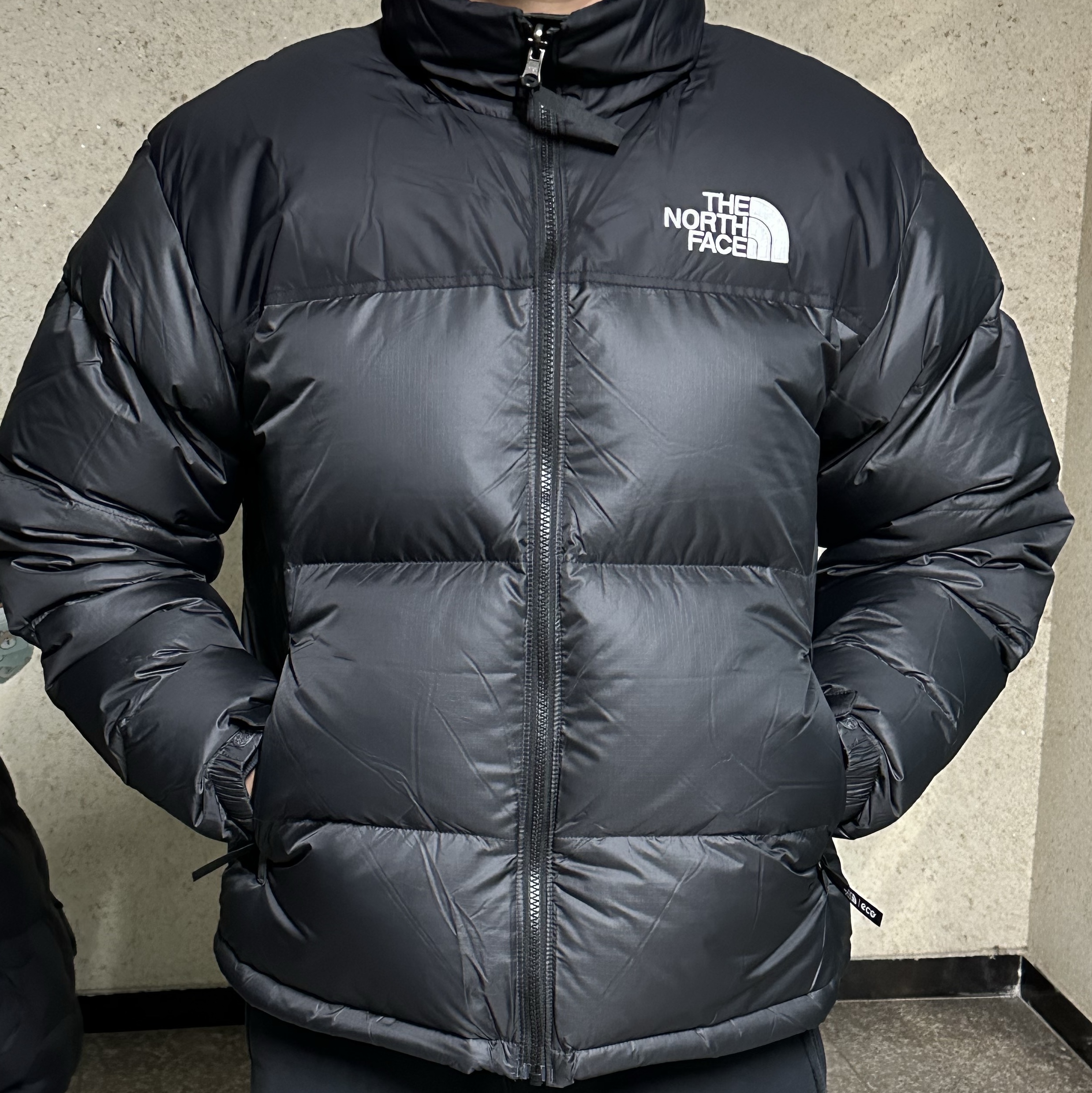 The North Face 1996 Eco Nuptse Jacket Charcoal 착용 스타일