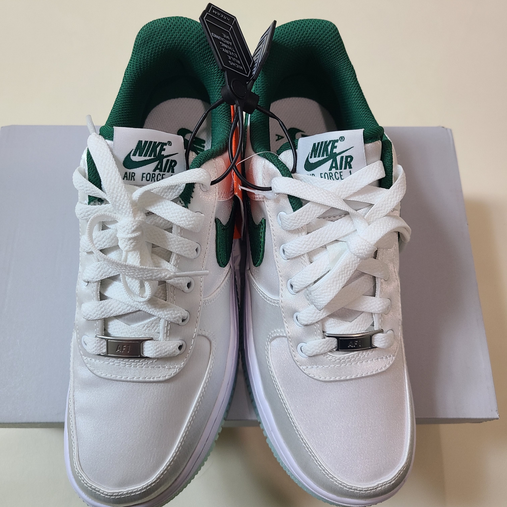 (W) Nike Air Force 1 '07 Essential White Pine Green 착용 스타일 - 2