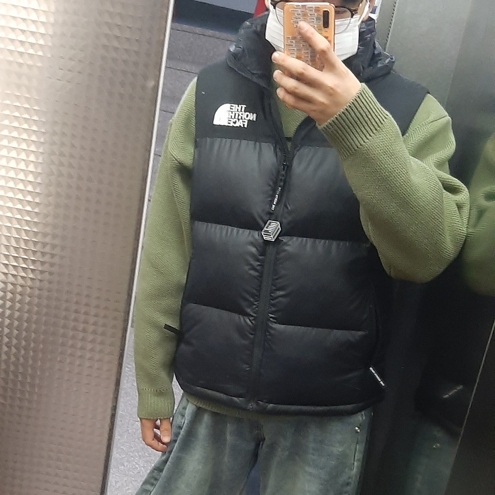 The North Face Nuptse On Ball Vest Real Black 착용 스타일
