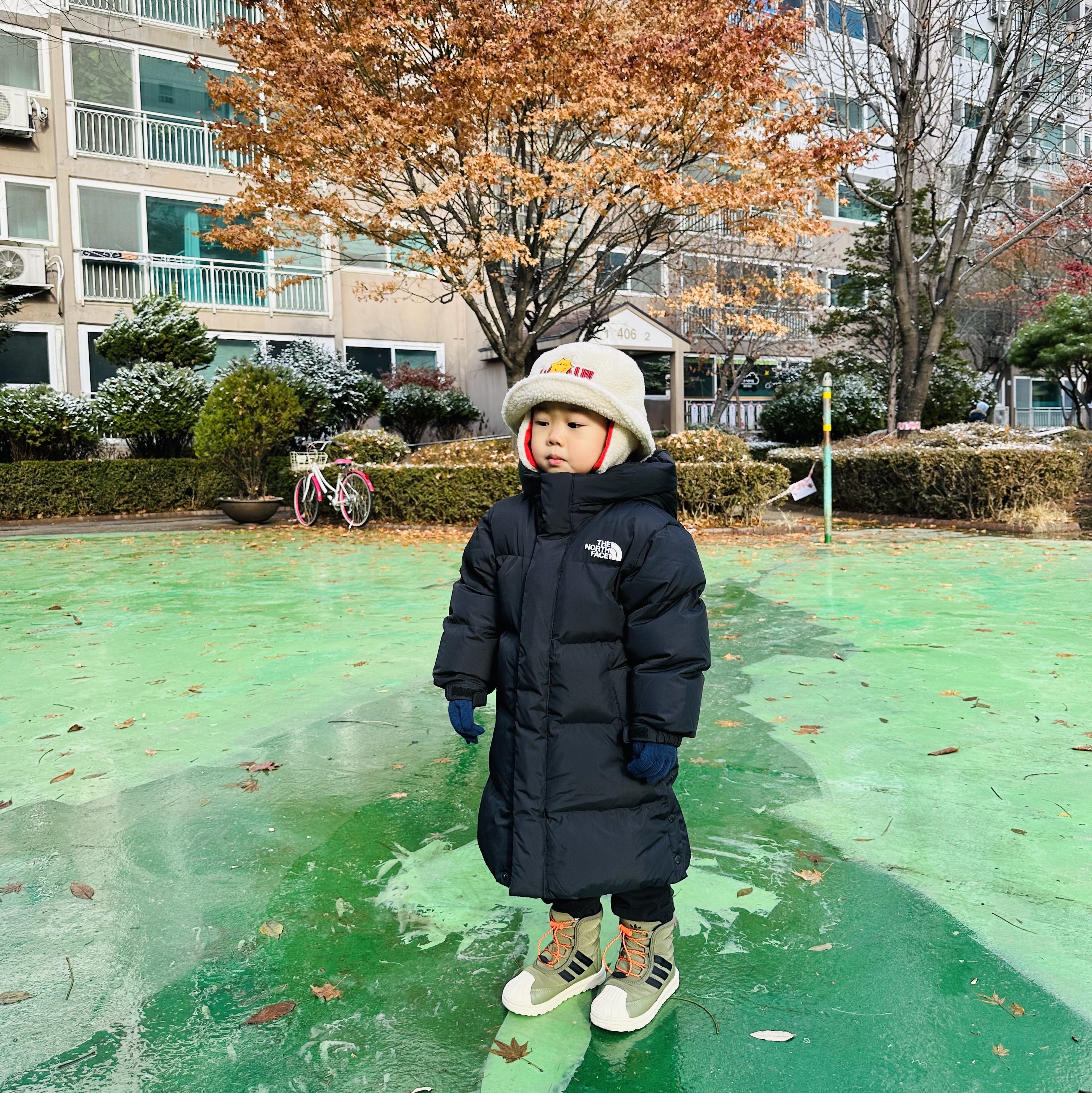 (Kids) The North Face Go Free Down Coat Black, Uniqlo UT x Kaws Long Sleeve Sweatshirt Black 착용 스타일 - 6