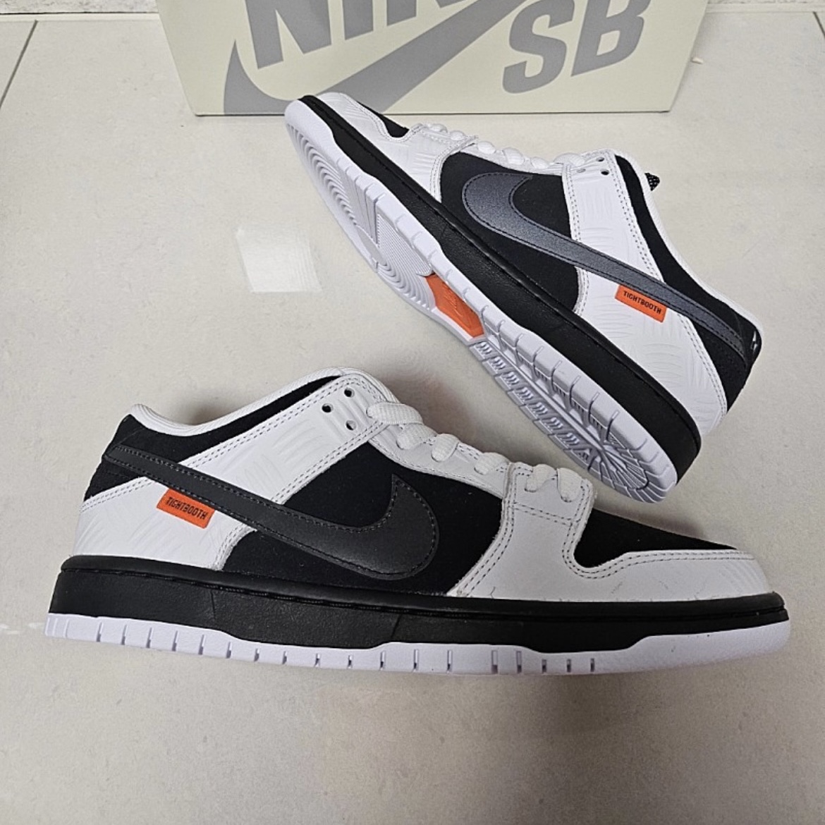 Nike x Tightbooth SB Dunk Low Pro Black and White 착용 스타일