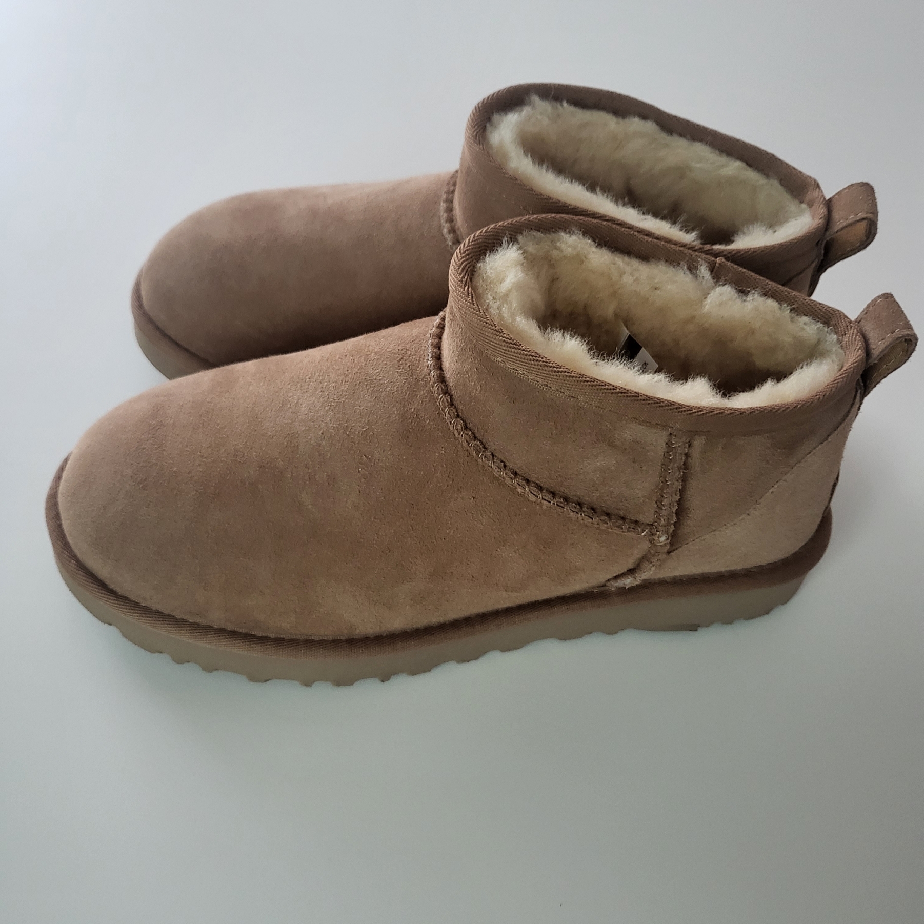 (W) UGG Classic Ultra Mini Boots Chestnut 착용 스타일 - 1