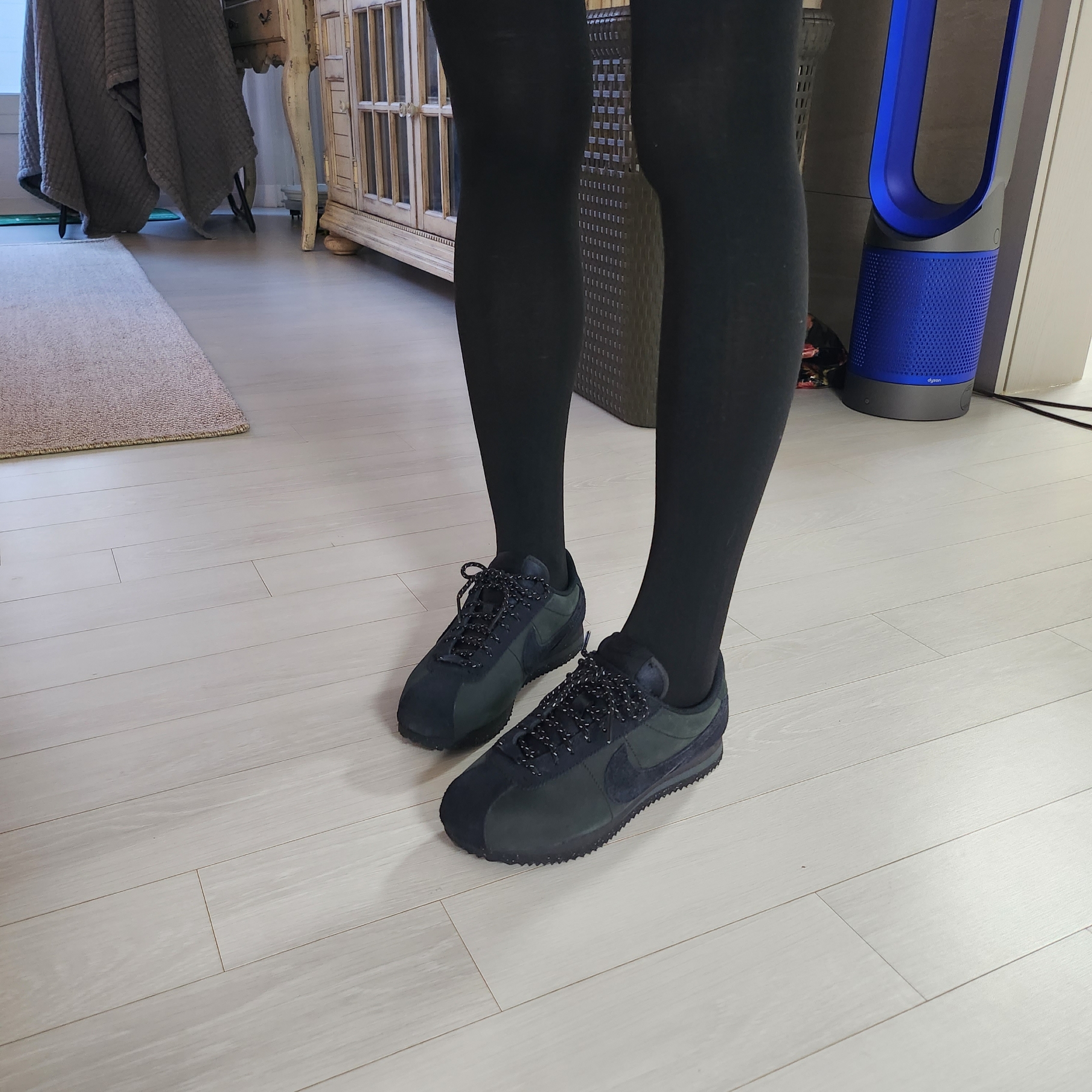 (W) Nike Cortez PRM Black 착용 스타일