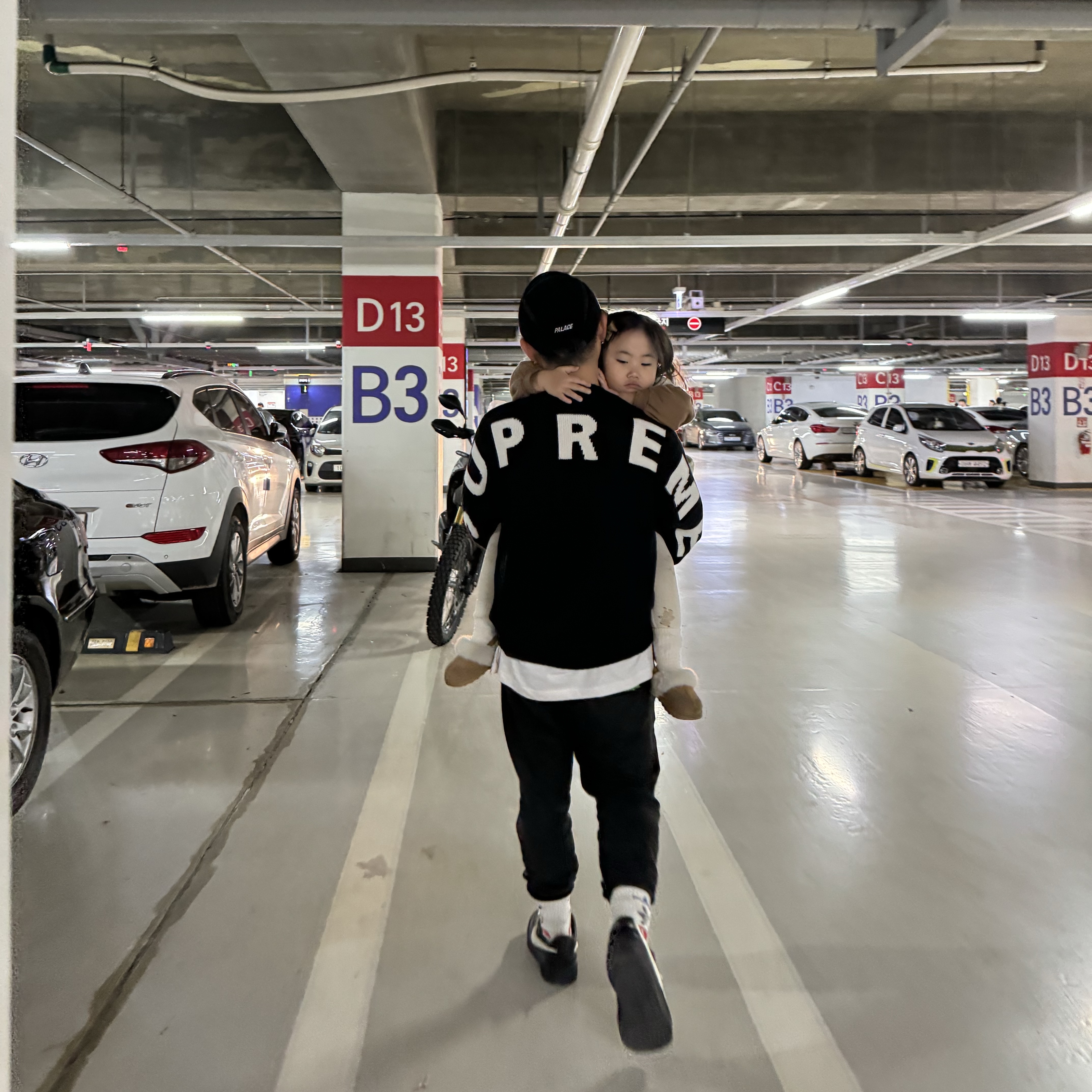 Supreme Back Logo Sweater Black - 20SS, Palace Tri-Cool Cord Runner Black - 21FW 착용 스타일