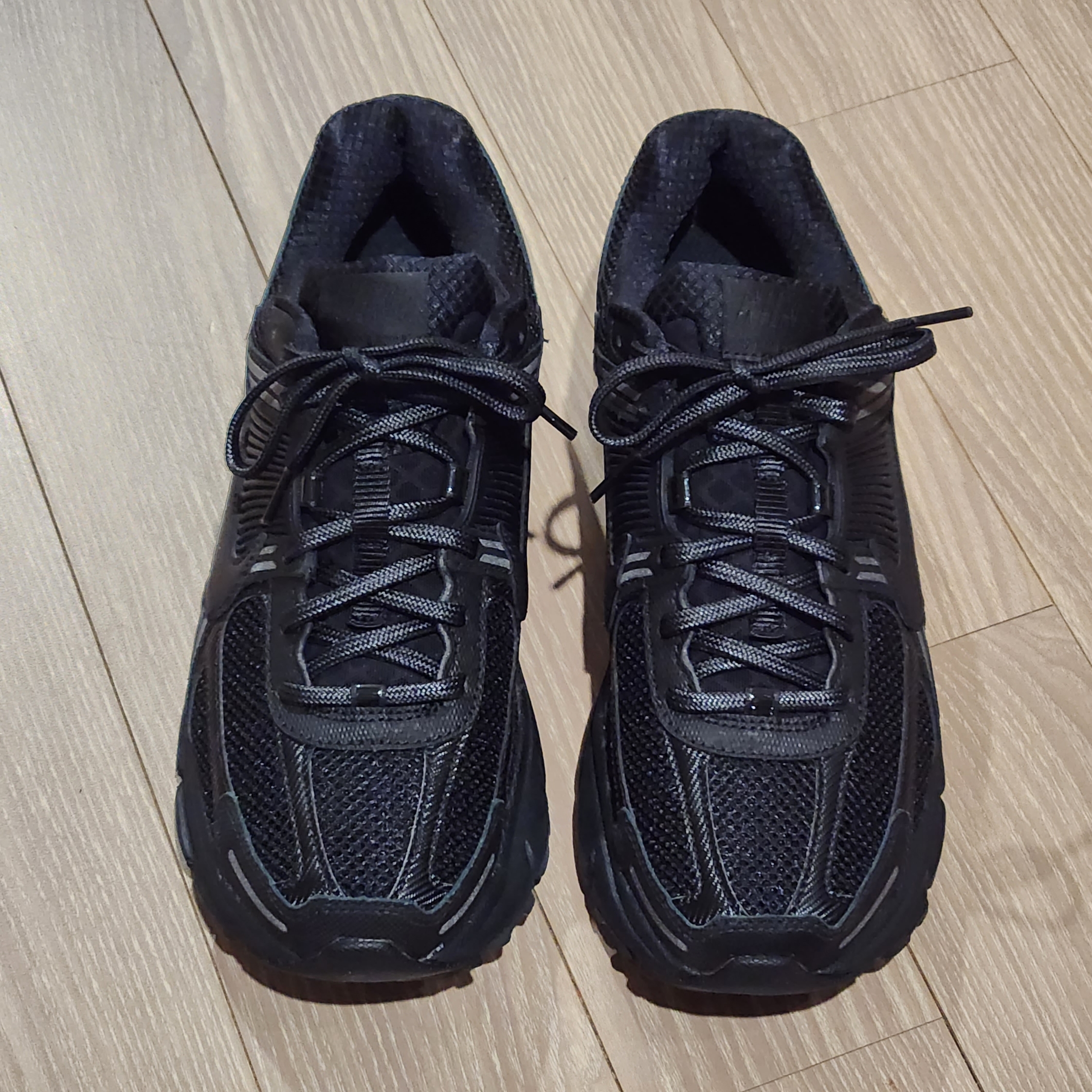 Nike Zoom Vomero 5 SP Black 착용 스타일 - 1