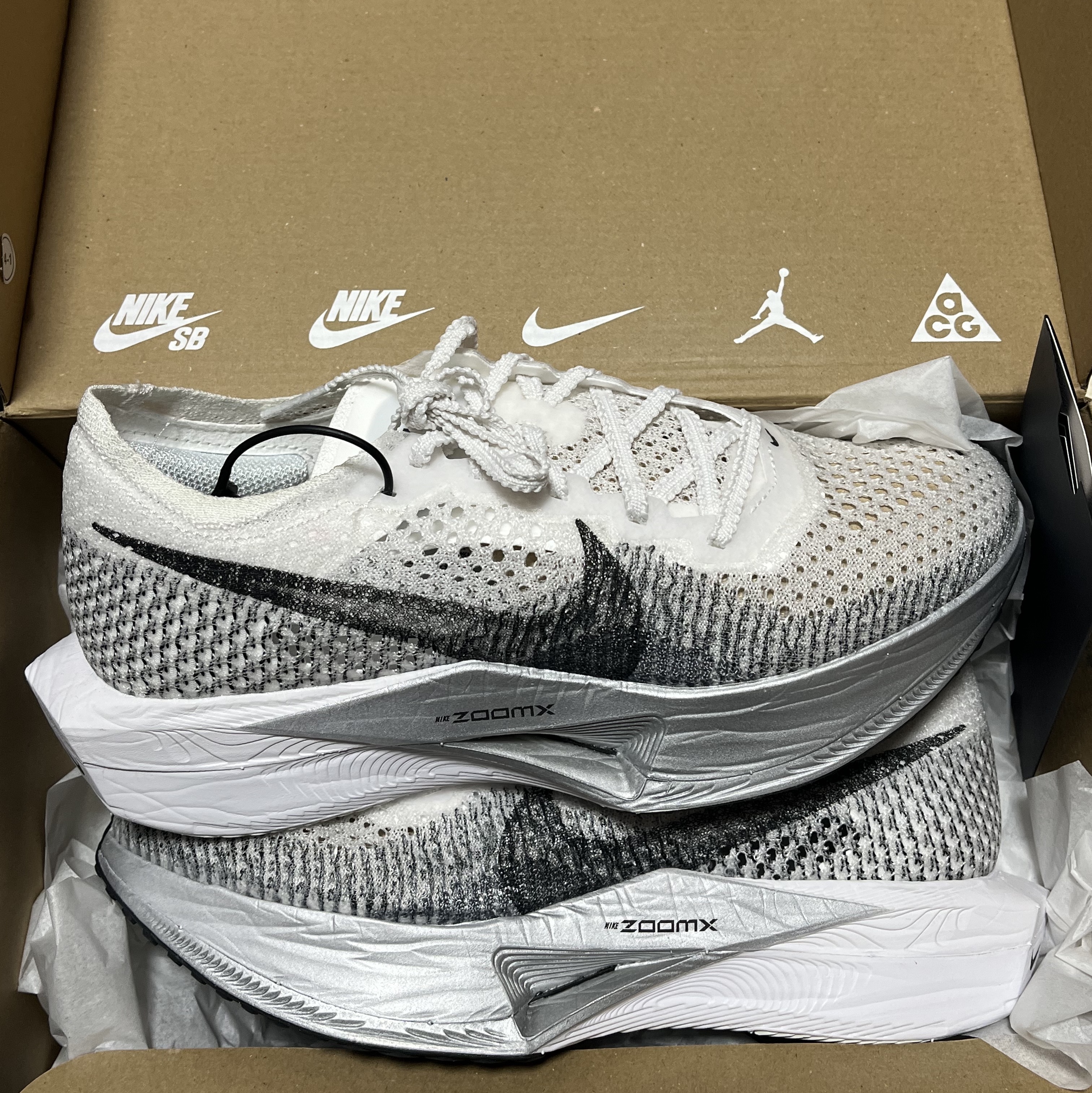 (W) Nike ZoomX Vaporfly Next% 3 White Particle Grey 착용 스타일 - 1