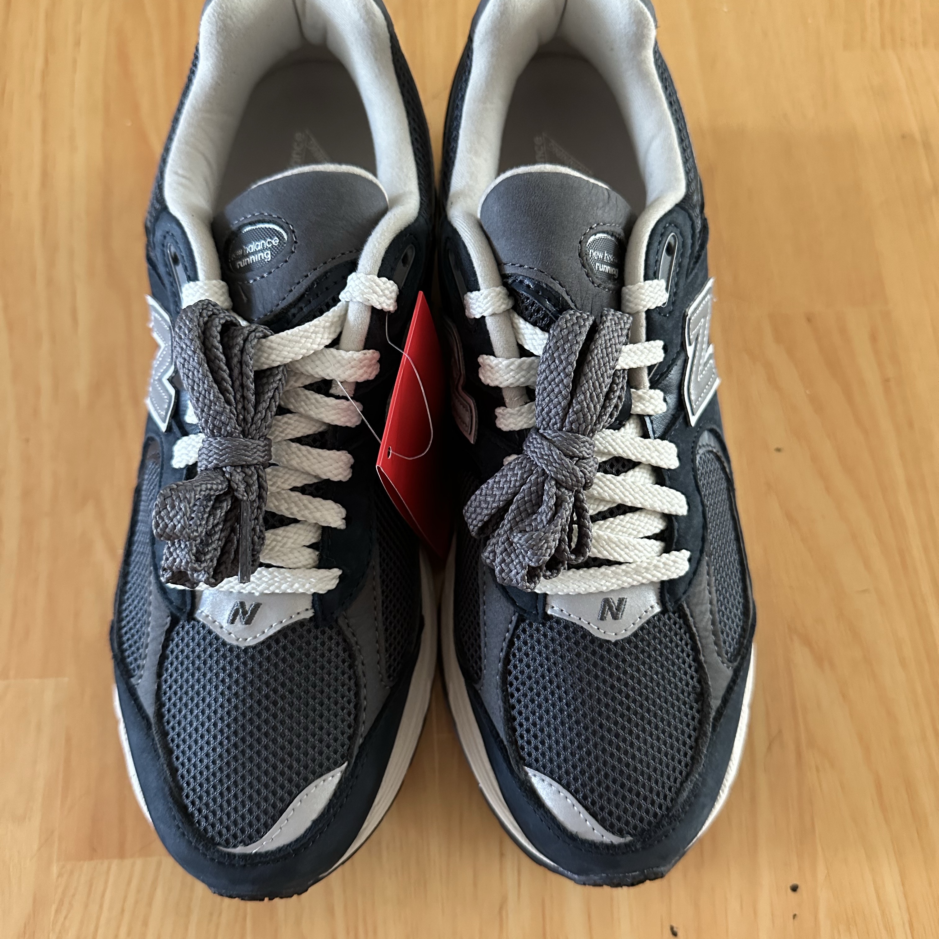 New Balance 2002R Premium Vintage Navy Grey 착용 스타일 - 1