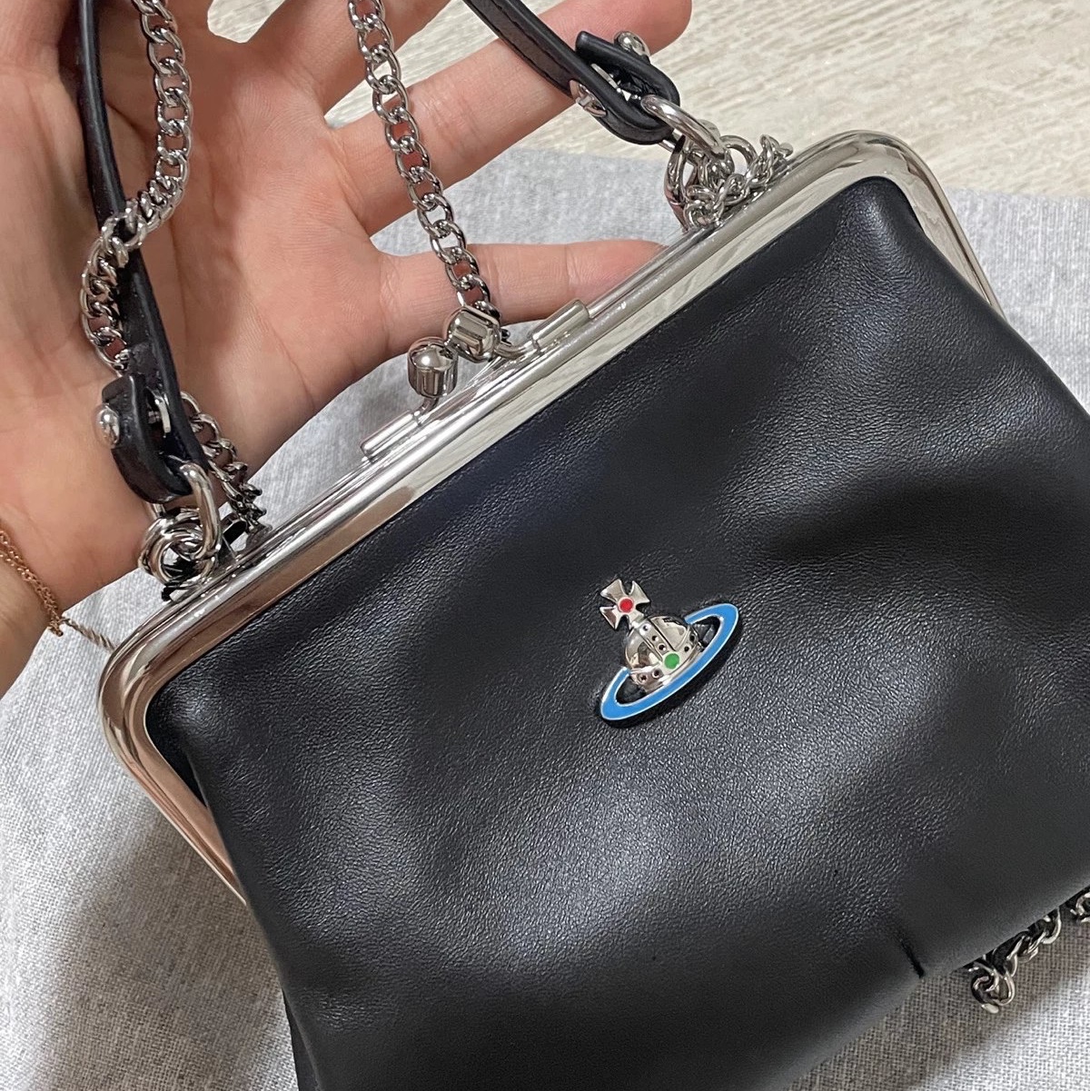 Vivienne Westwood Granny Frame Purse Black 착용 스타일 - 1
