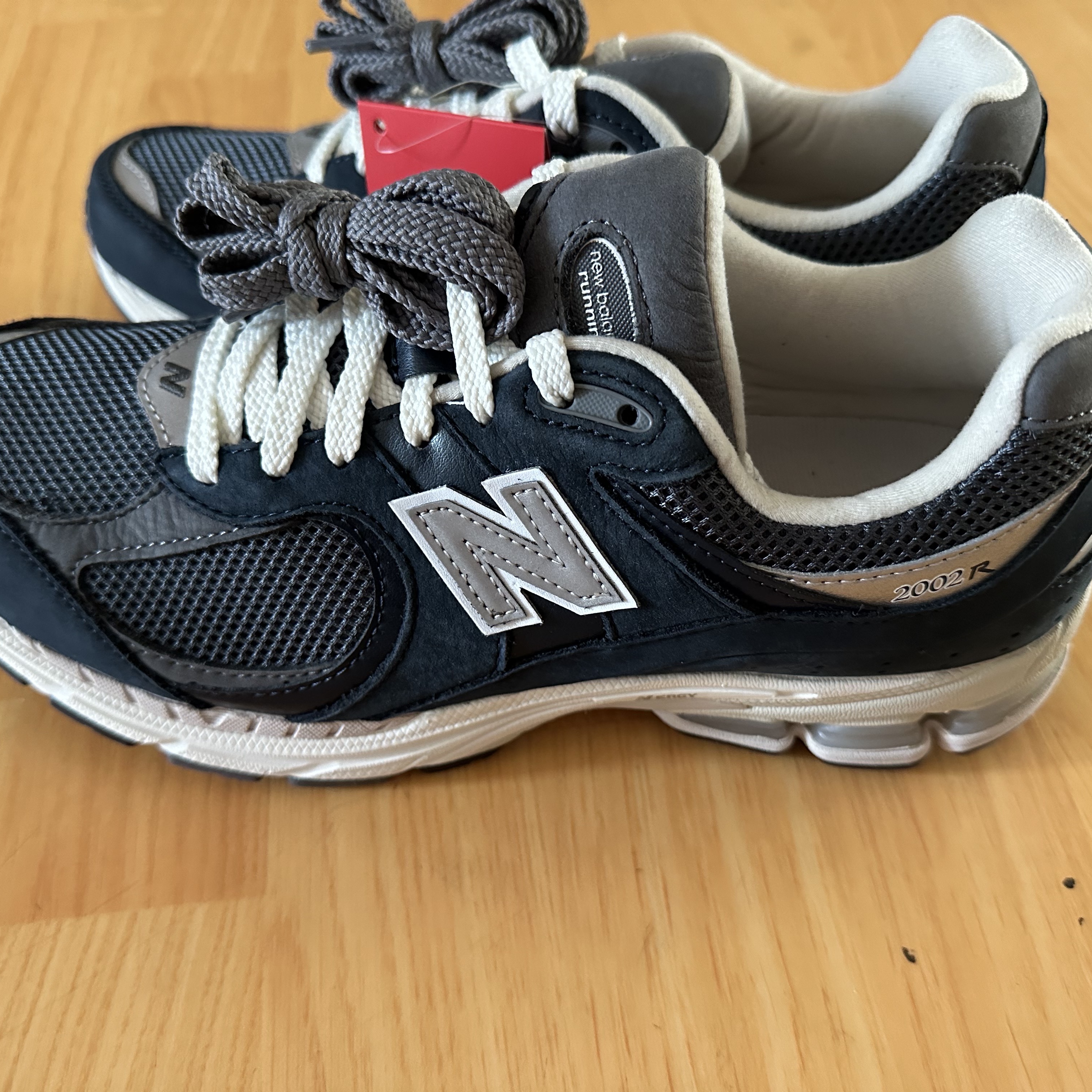 New Balance 2002R Premium Vintage Navy Grey 착용 스타일 - 2