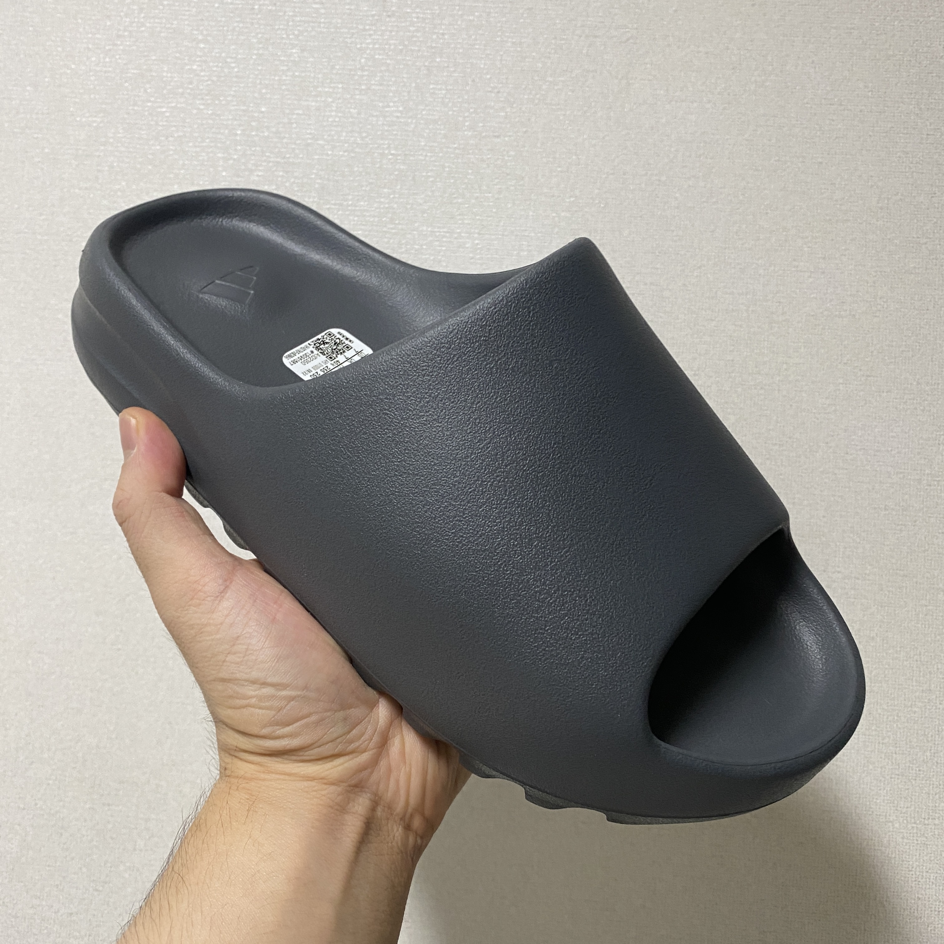 Adidas Yeezy Slide Granite 착용 스타일