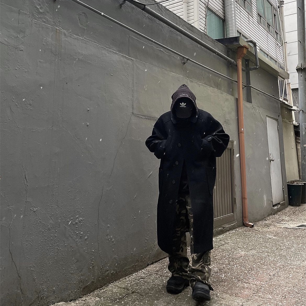 Undermycar Legion.02 Balmacaan Oversized Wool Coat Black 착용 스타일