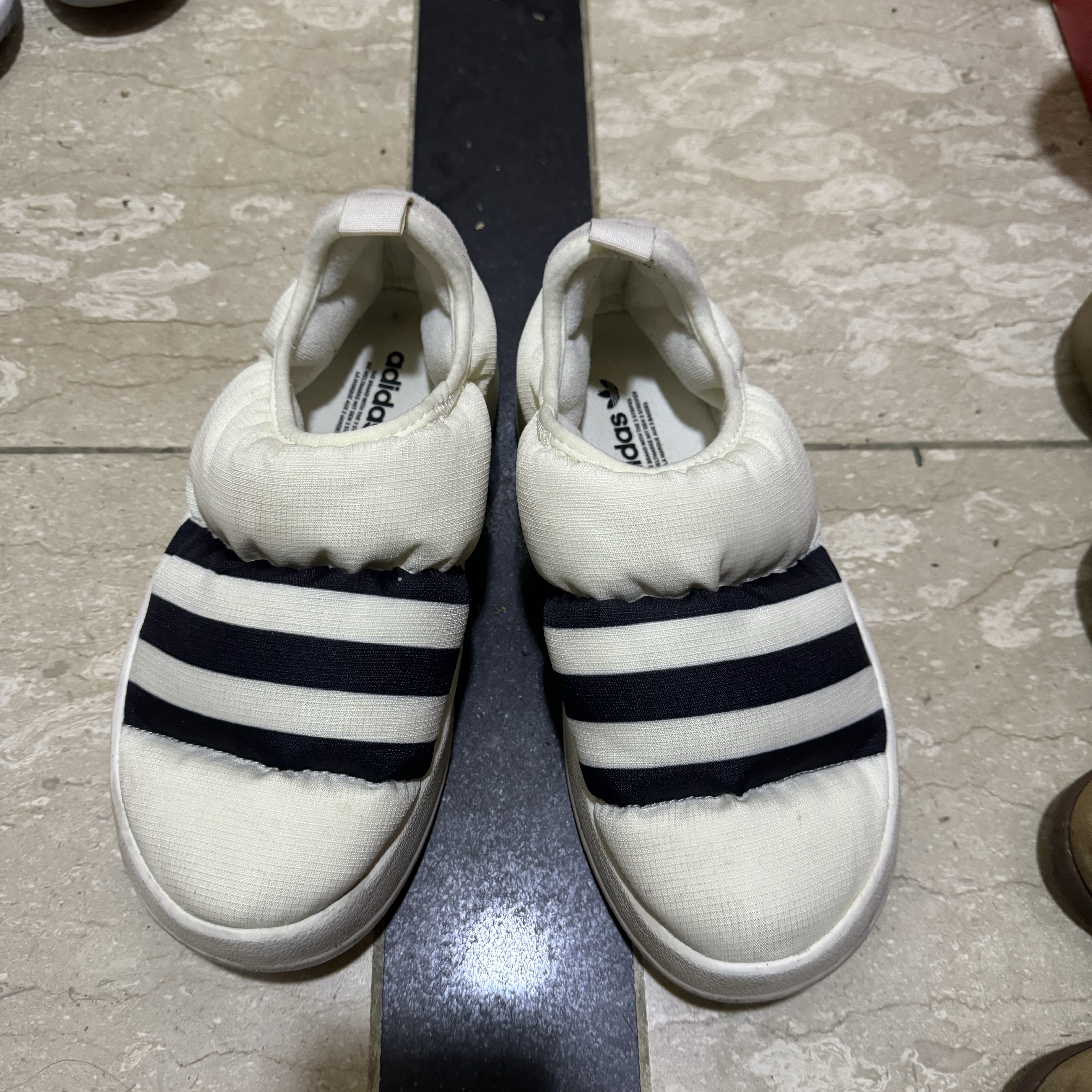 Adidas Puffylette Off White 착용 스타일