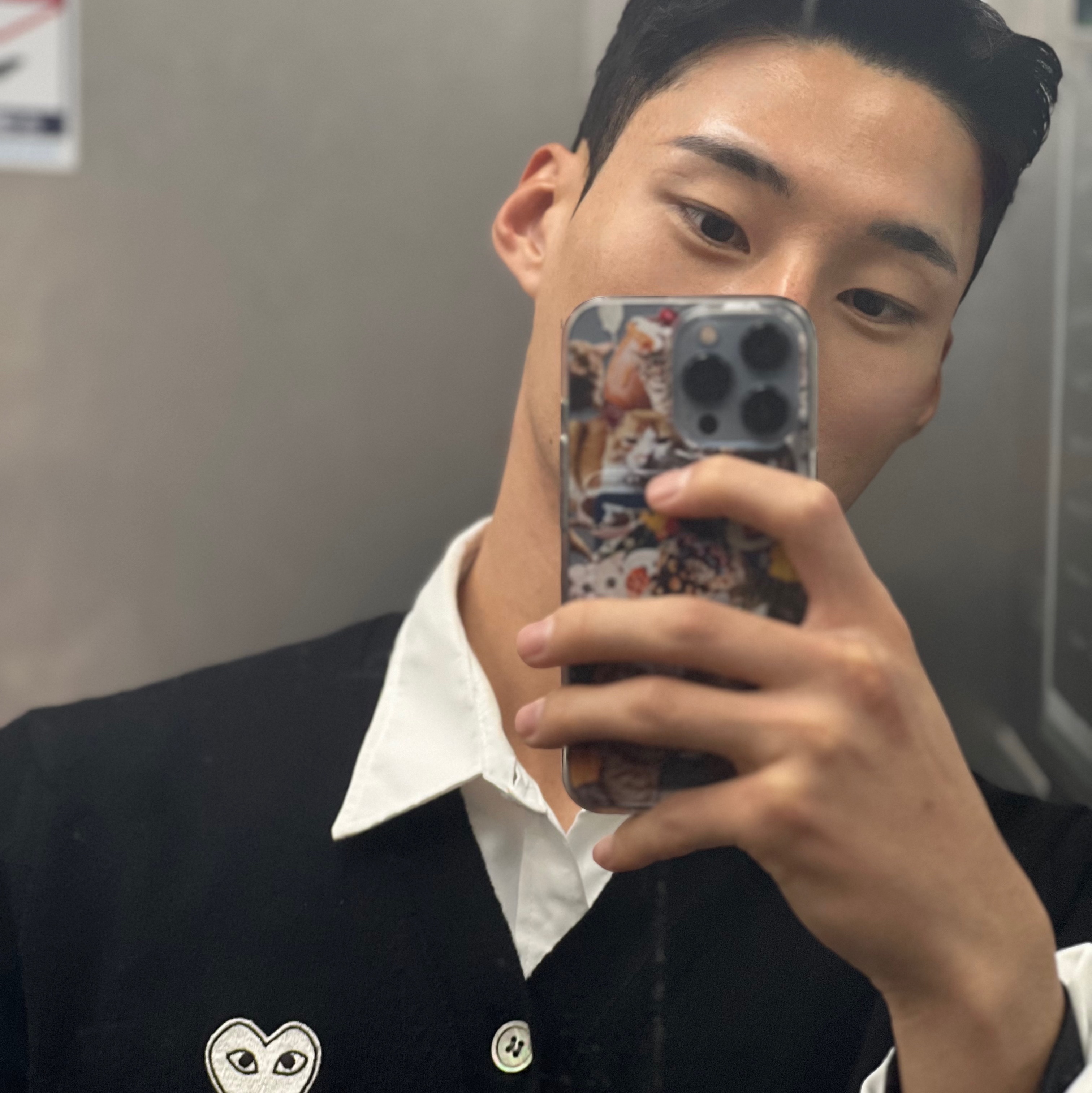 Play Comme des Garcons White Heart Knit Cardigan Black 착용 스타일 - 4