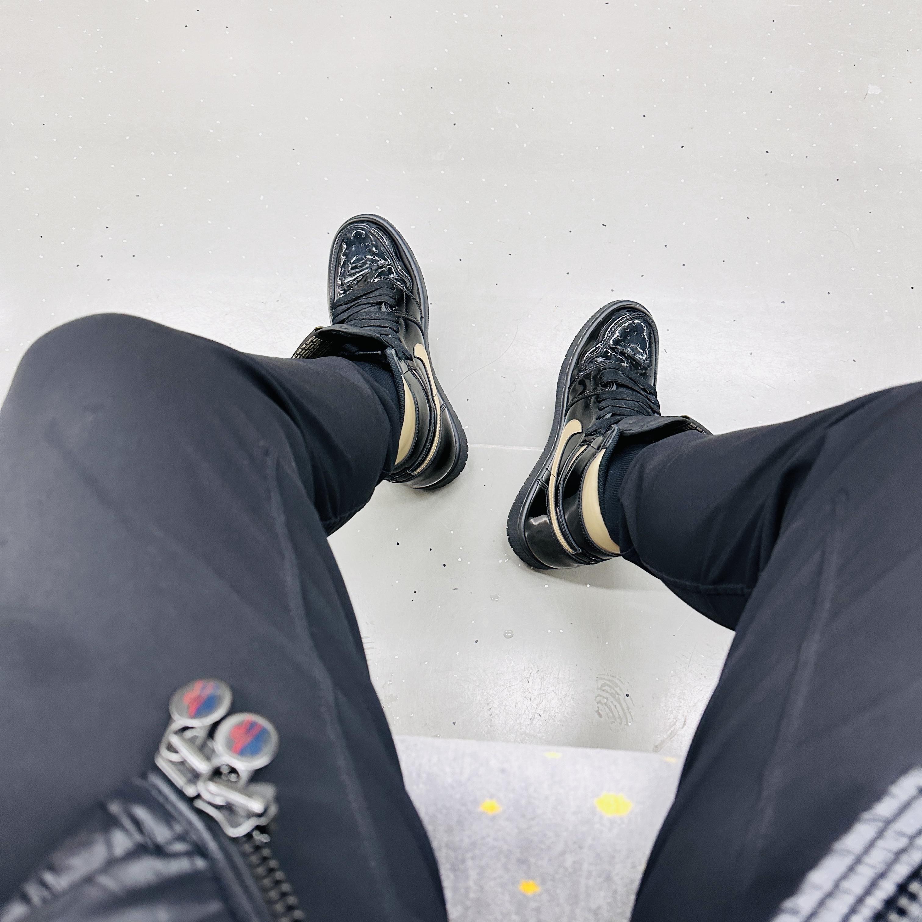 Jordan 1 Retro High OG Metallic Gold, Moncler Maya Short Down Jacket Black - 23FW 착용 스타일 - 1