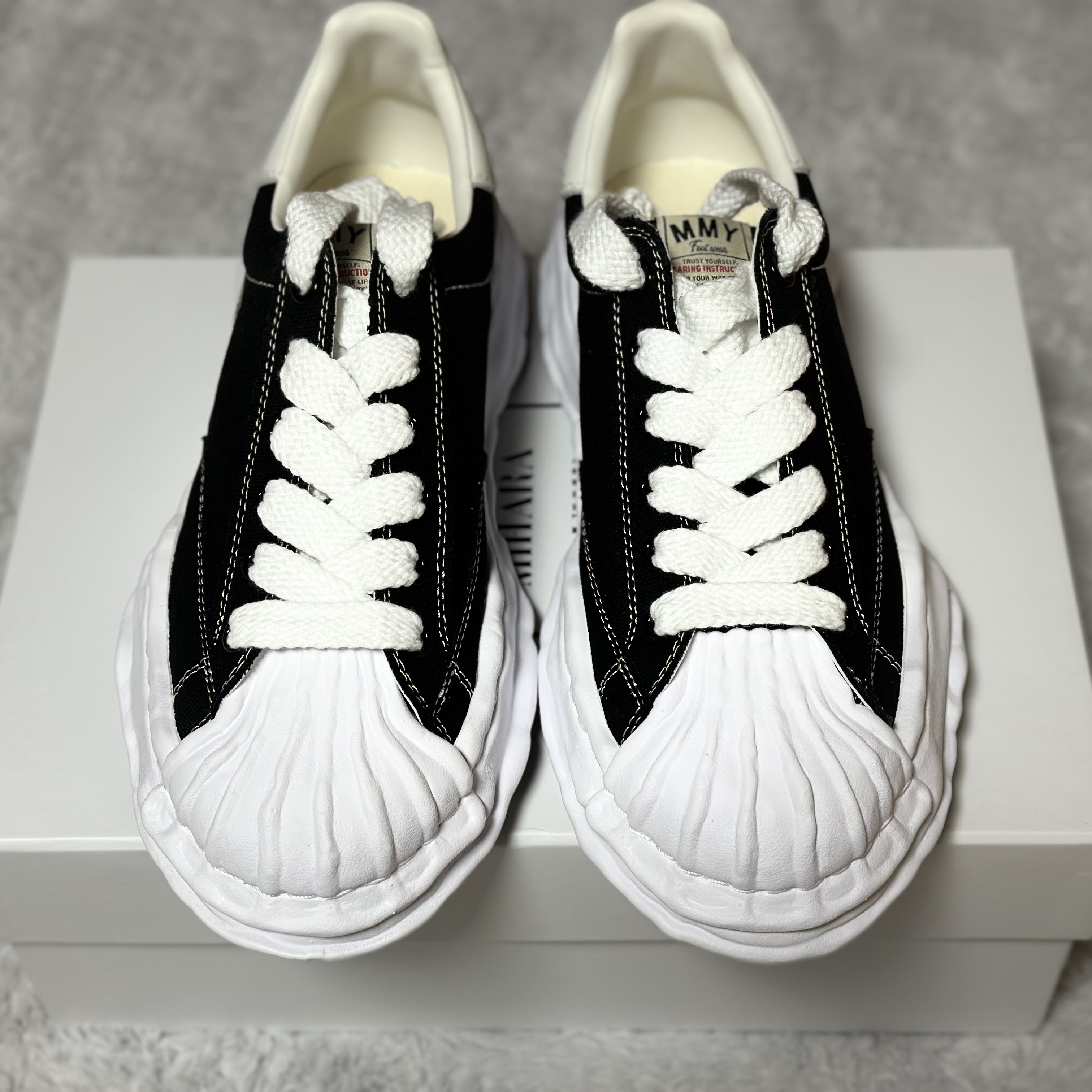Maison Mihara Yasuhiro Blakey OG Sole Canvas Low-top Sneakers Black White 착용 스타일 - 2