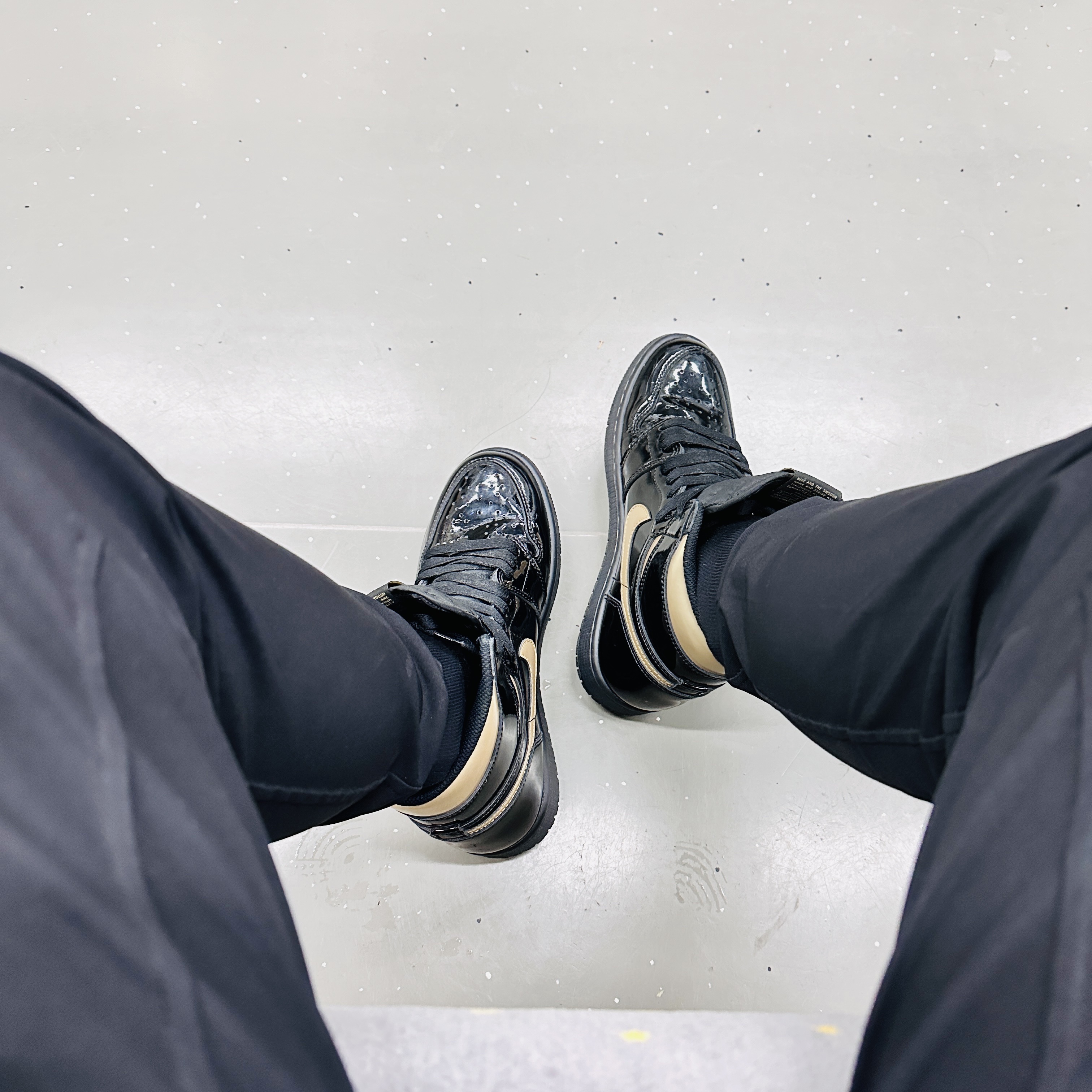 Jordan 1 Retro High OG Metallic Gold, Moncler Maya Short Down Jacket Black - 23FW 착용 스타일 - 2