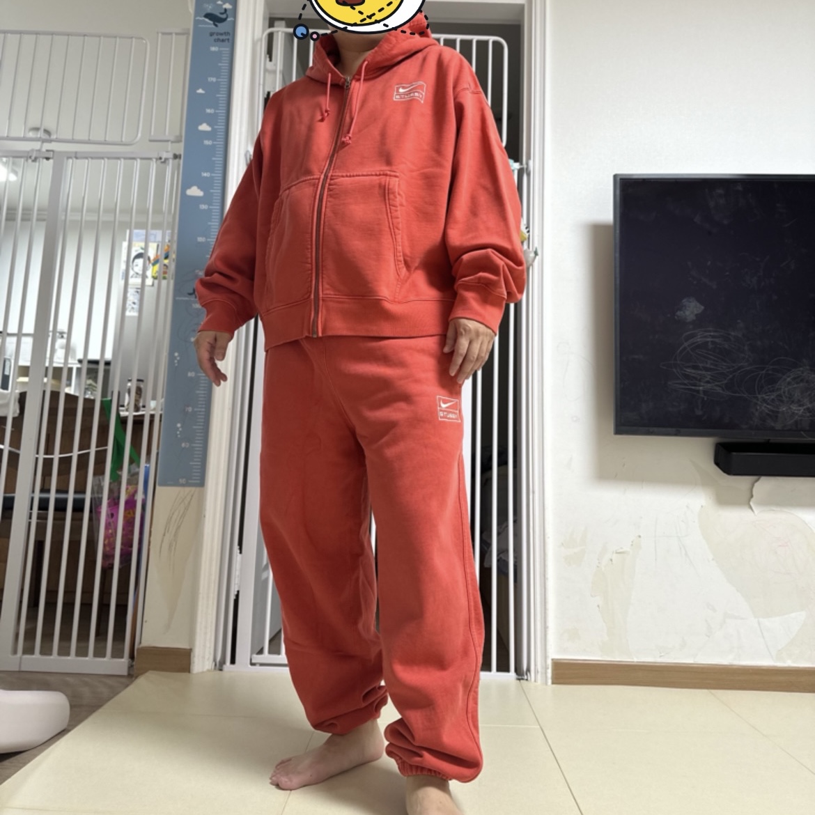 Nike x Stussy Full Zip Pigment Dyed Fleece Hoodie Habanero Red (FJ9161-642), Nike x Stussy Pigment Dyed Fleece Pants Habanero Red (FJ9157-642) 착용 스타일 - 2