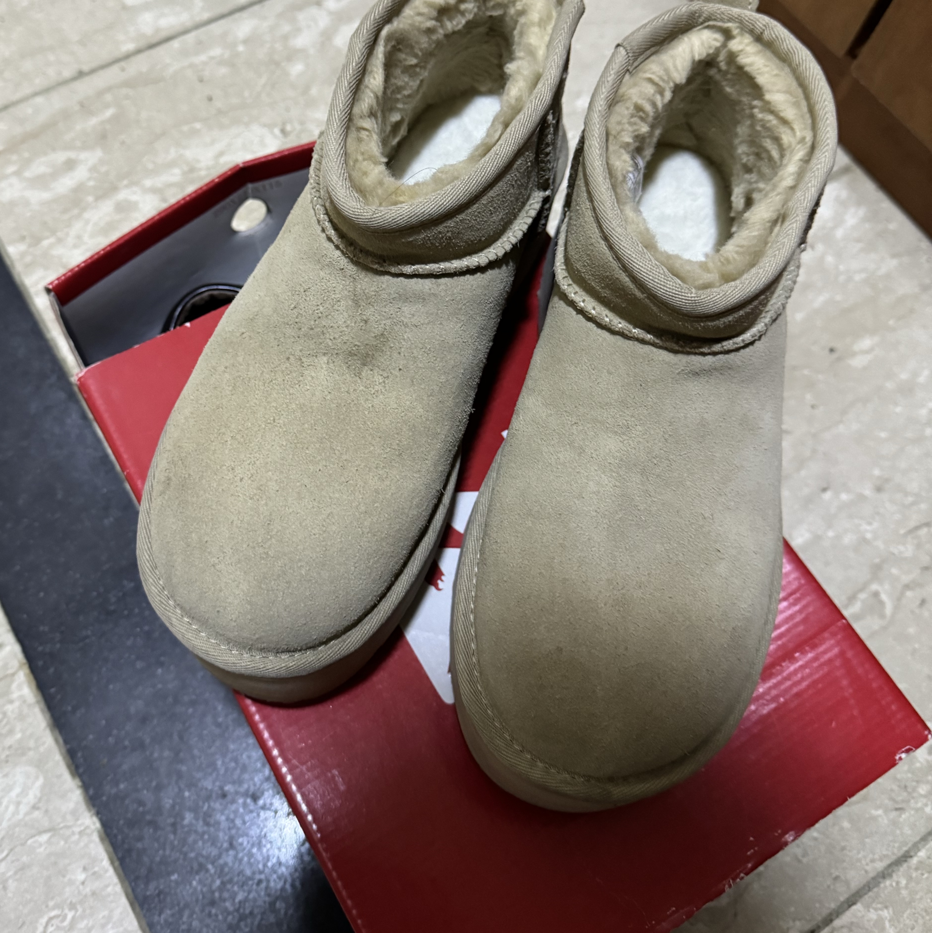 (W) UGG Classic Ultra Mini Platform Sand, (W) UGG Classic Ultra Mini Platform Boots Chestnut 착용 스타일 - 1