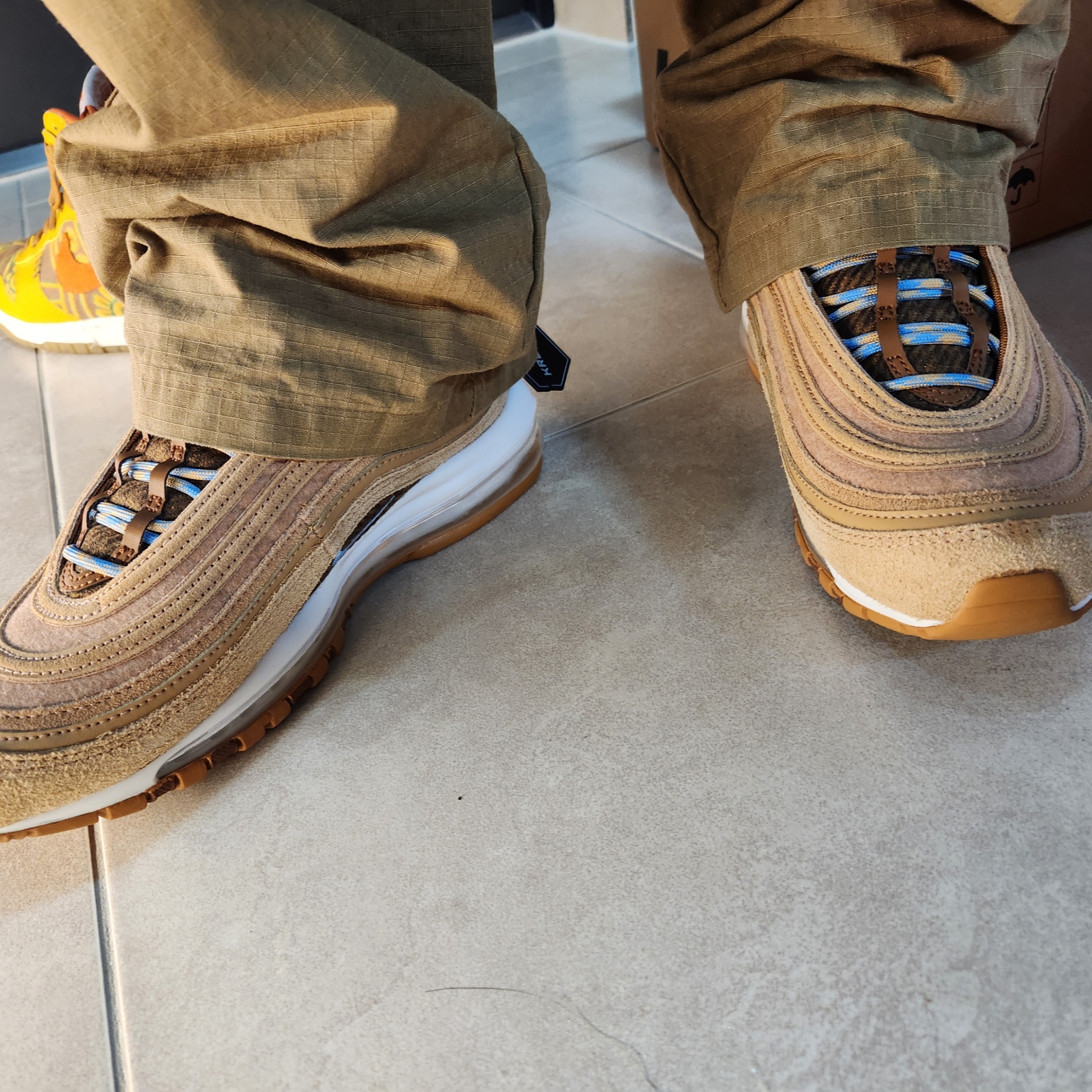 Nike Air Max 97 SE Praline Desert Ochre 착용 스타일 - 2