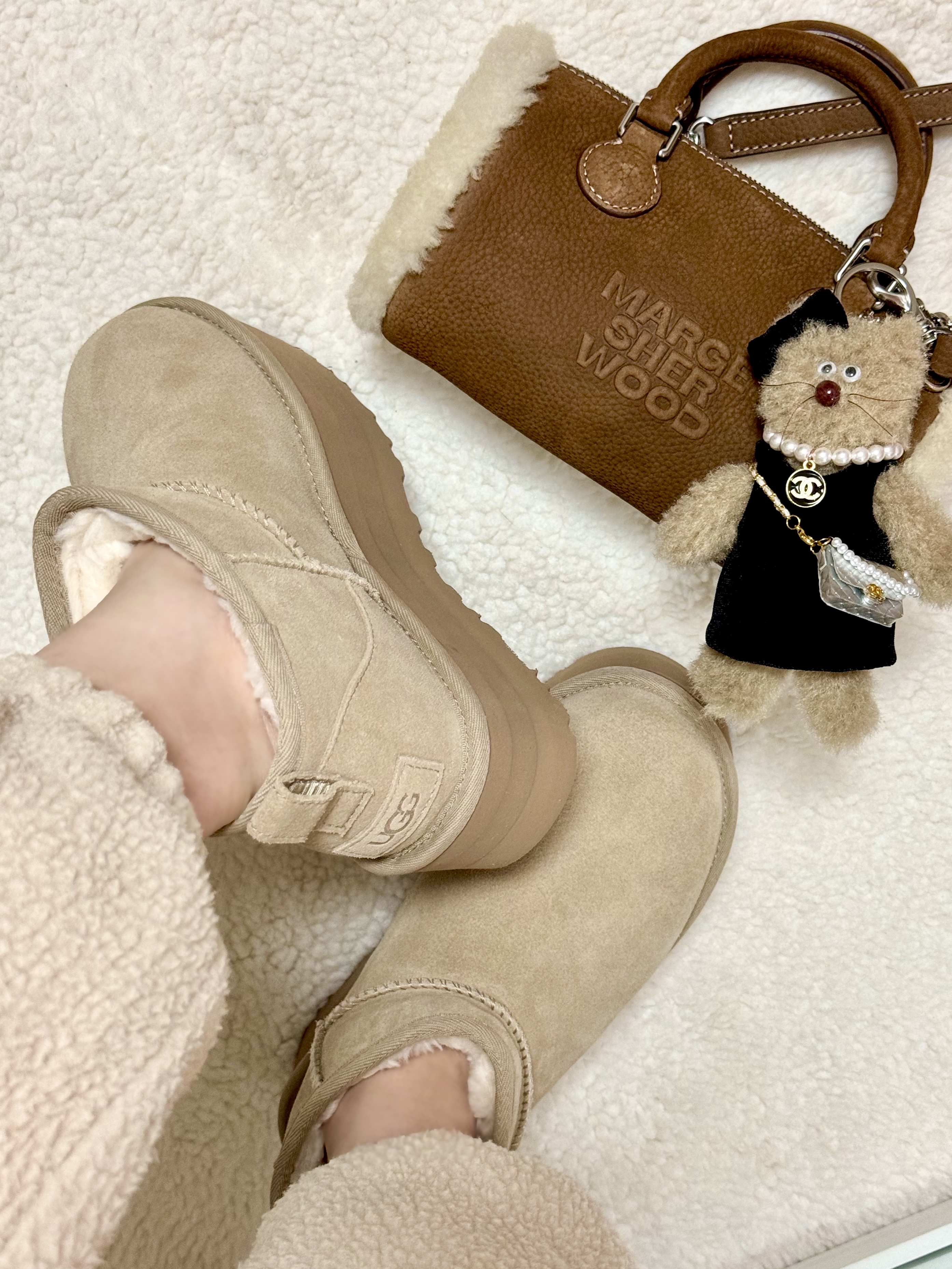 Emis Velvet Circular Bag Green, (W) UGG Classic Ultra Mini Platform Sand 착용 스타일 - 7