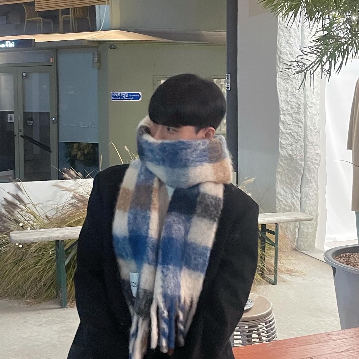 COS Oversized Mohair Blend Muffler Blue Brown Checked 착용 스타일 - 2