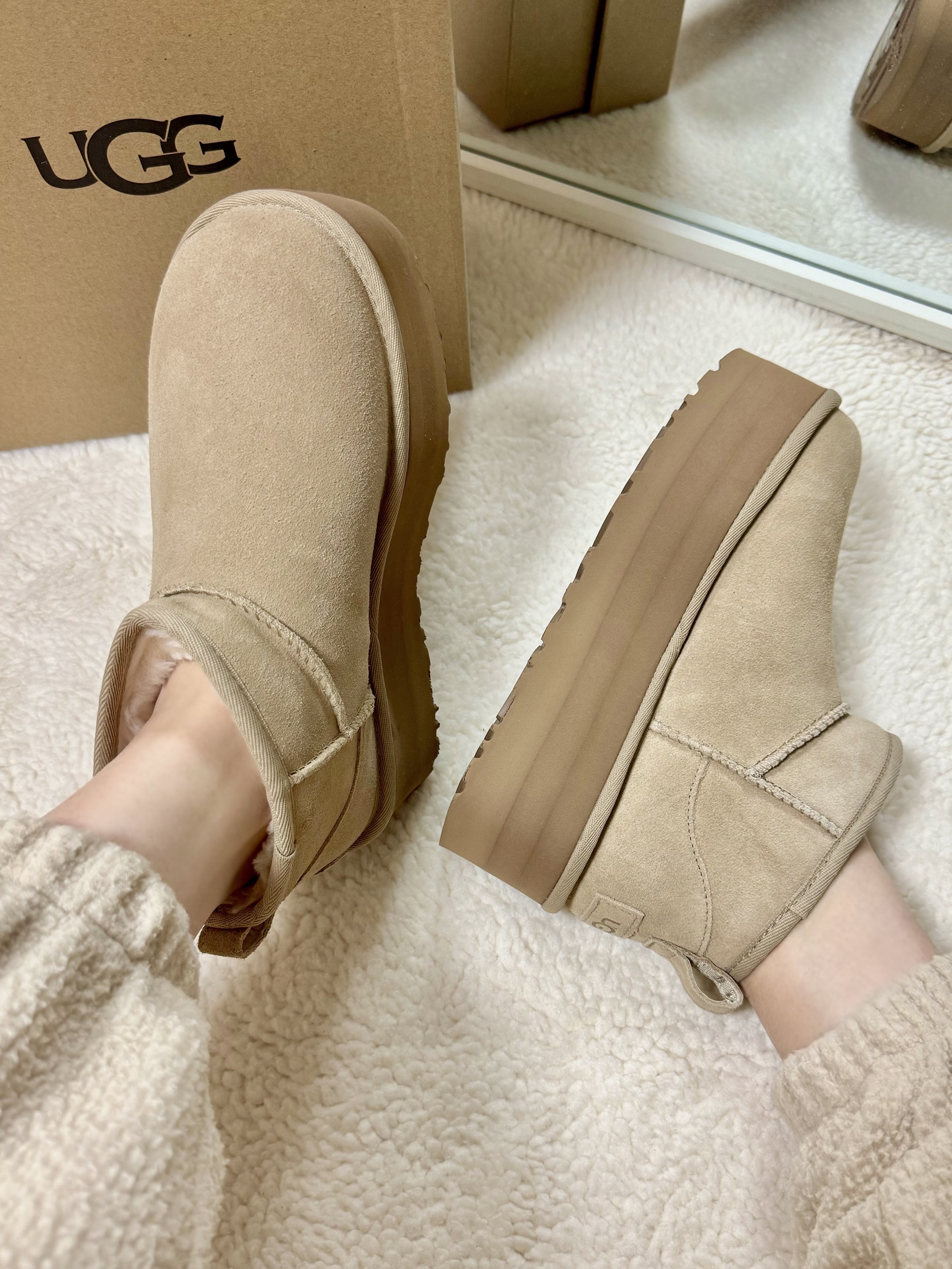 Emis Velvet Circular Bag Green, (W) UGG Classic Ultra Mini Platform Sand 착용 스타일 - 6
