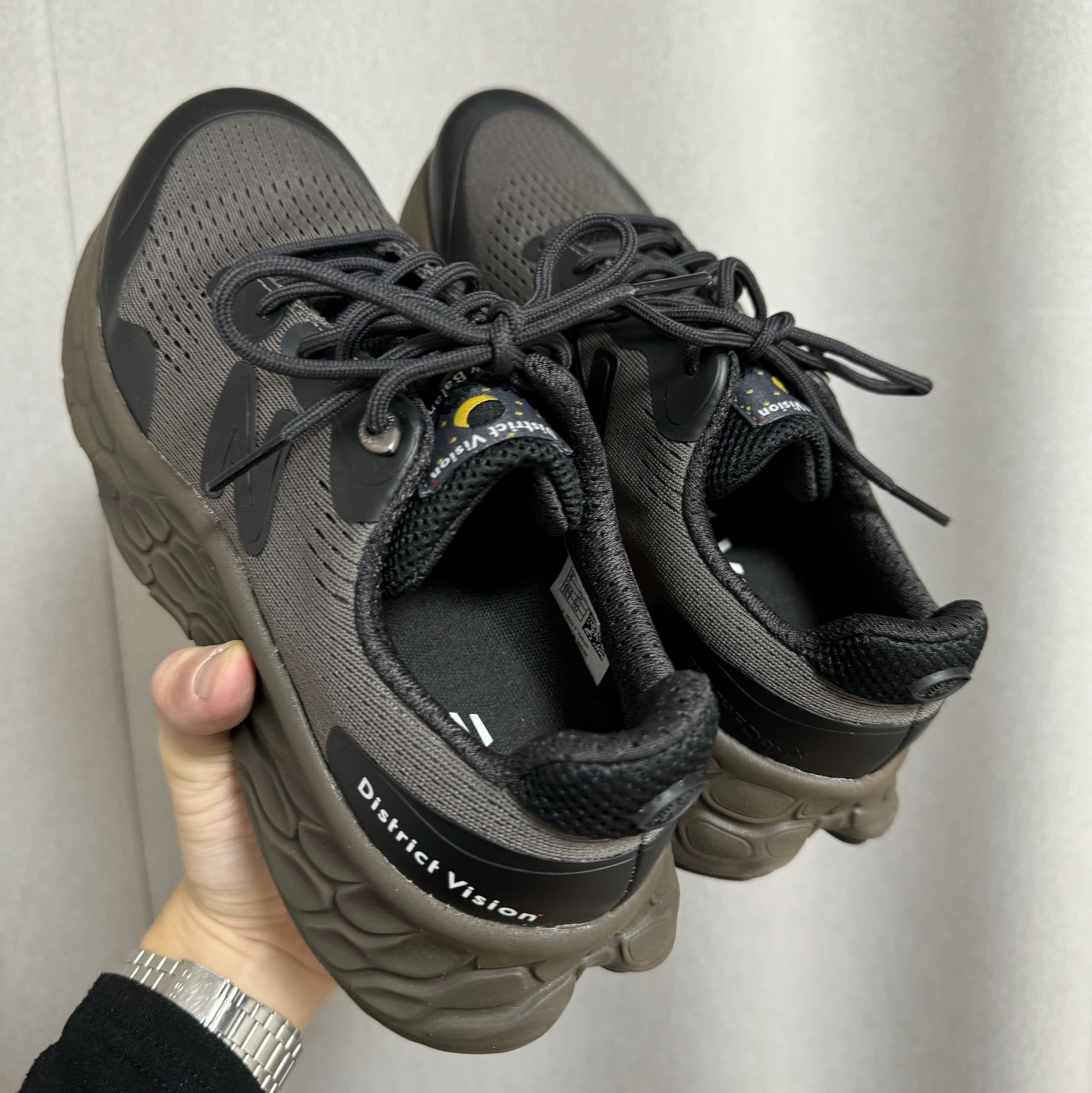 New Balance x District Vision Fresh Foam X More Trail v3 Falcon Slate Black - D Standard 착용 스타일 - 2