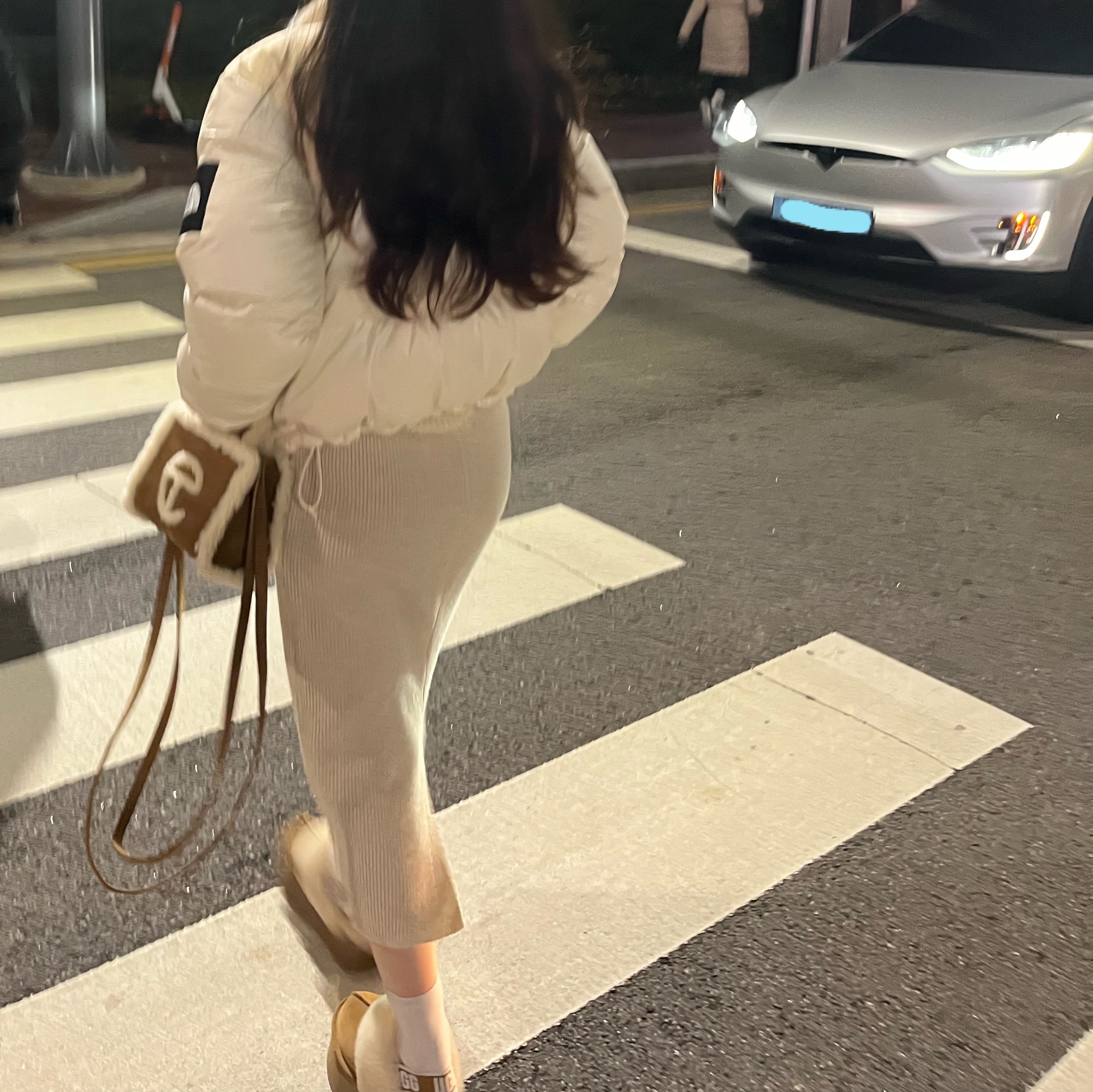 (W) UGG Funkette Slides Chestnut, Telfar x UGG Small Shopping Bag Chestnut 착용 스타일 - 3