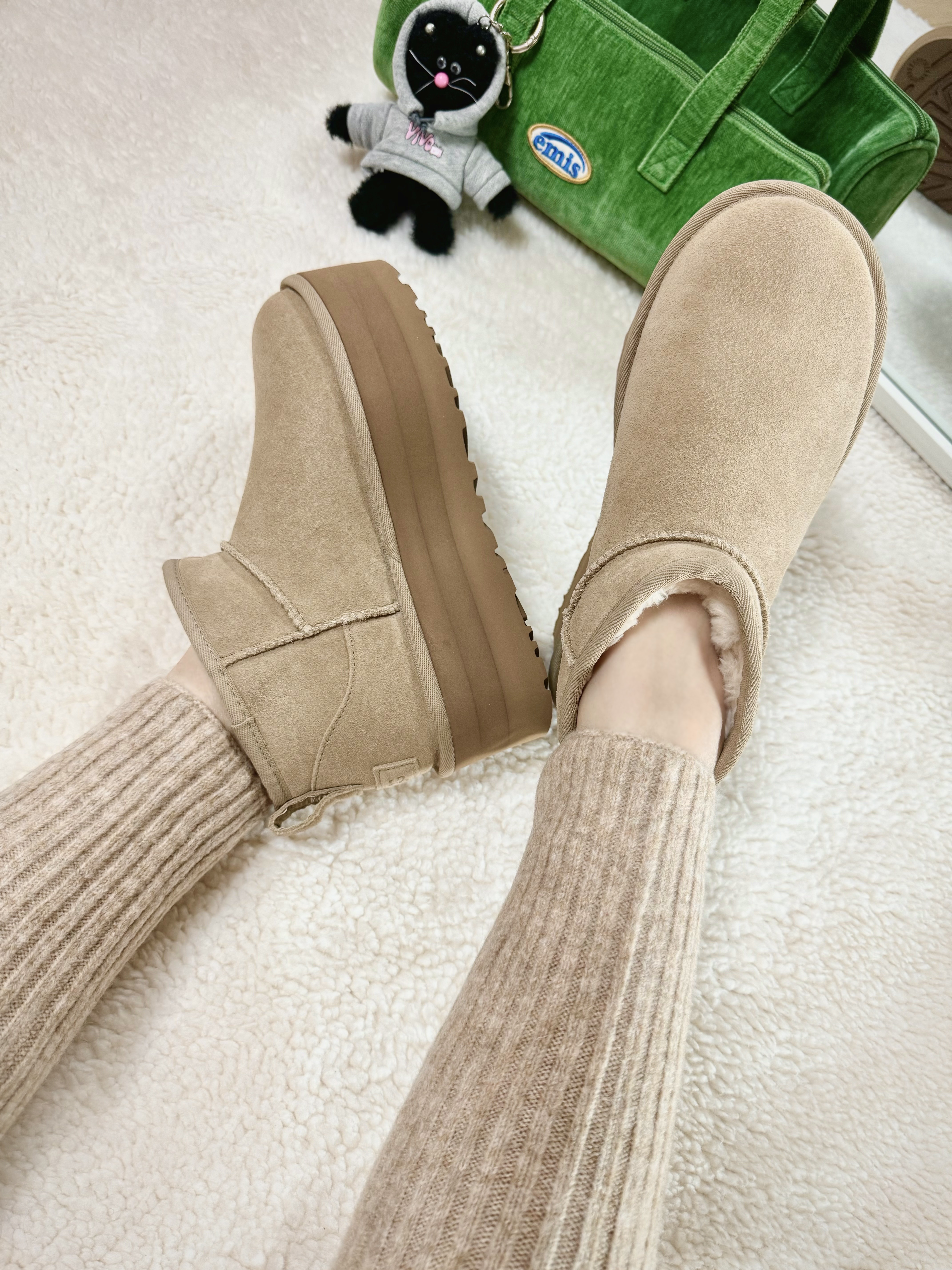 Emis Velvet Circular Bag Green, (W) UGG Classic Ultra Mini Platform Sand 착용 스타일 - 2