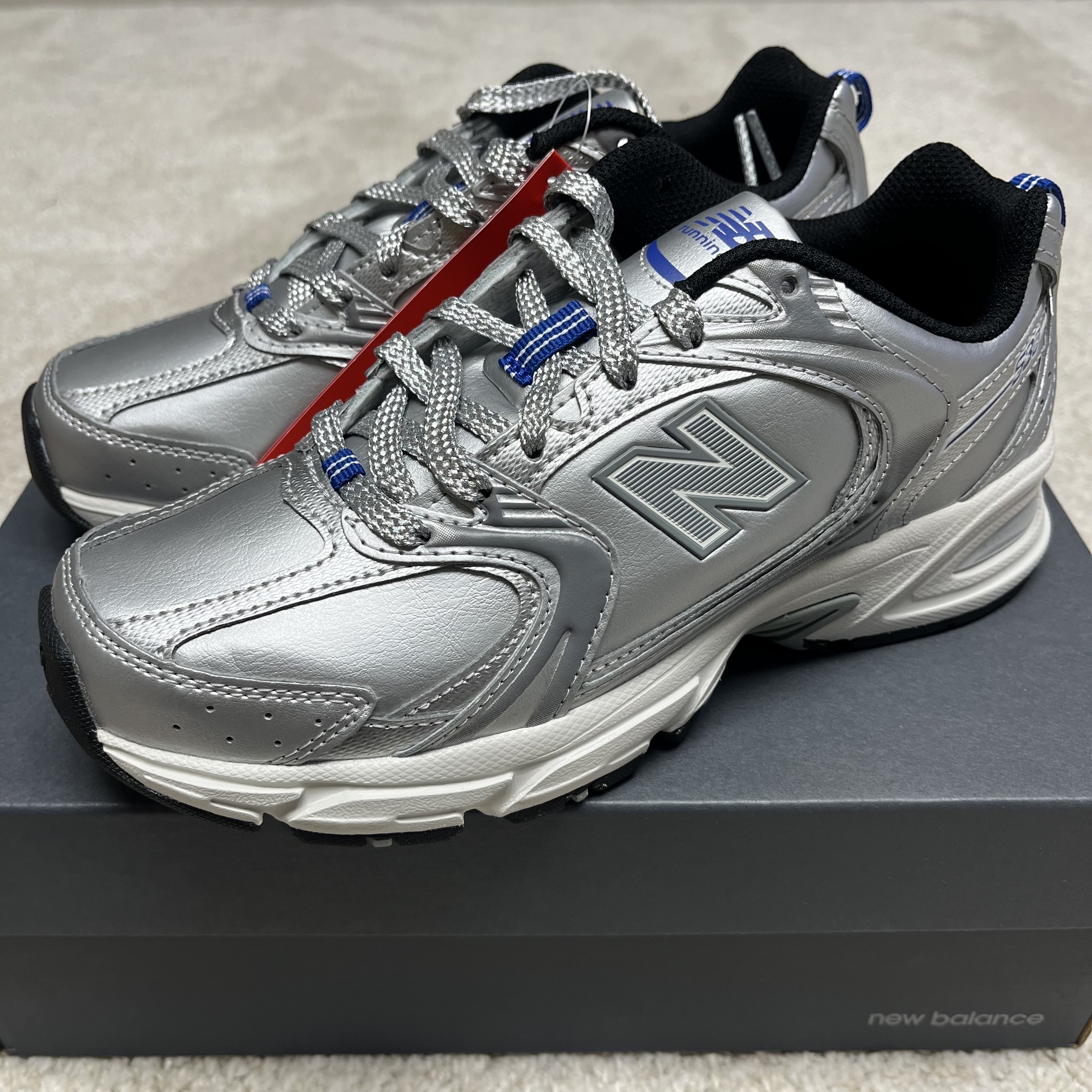New Balance x Yeseyesee 530 Silver Royal Blue 착용 스타일 - 1