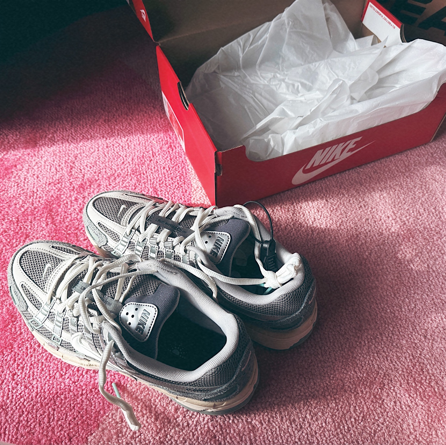 Nike P-6000 Flat Pewter Light Iron Ore 착용 스타일 - 1