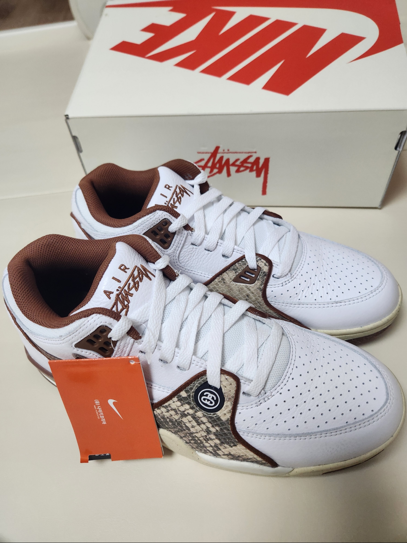 Nike x Stussy Air Flight 89 Low White and Pecan 착용 스타일 - 2