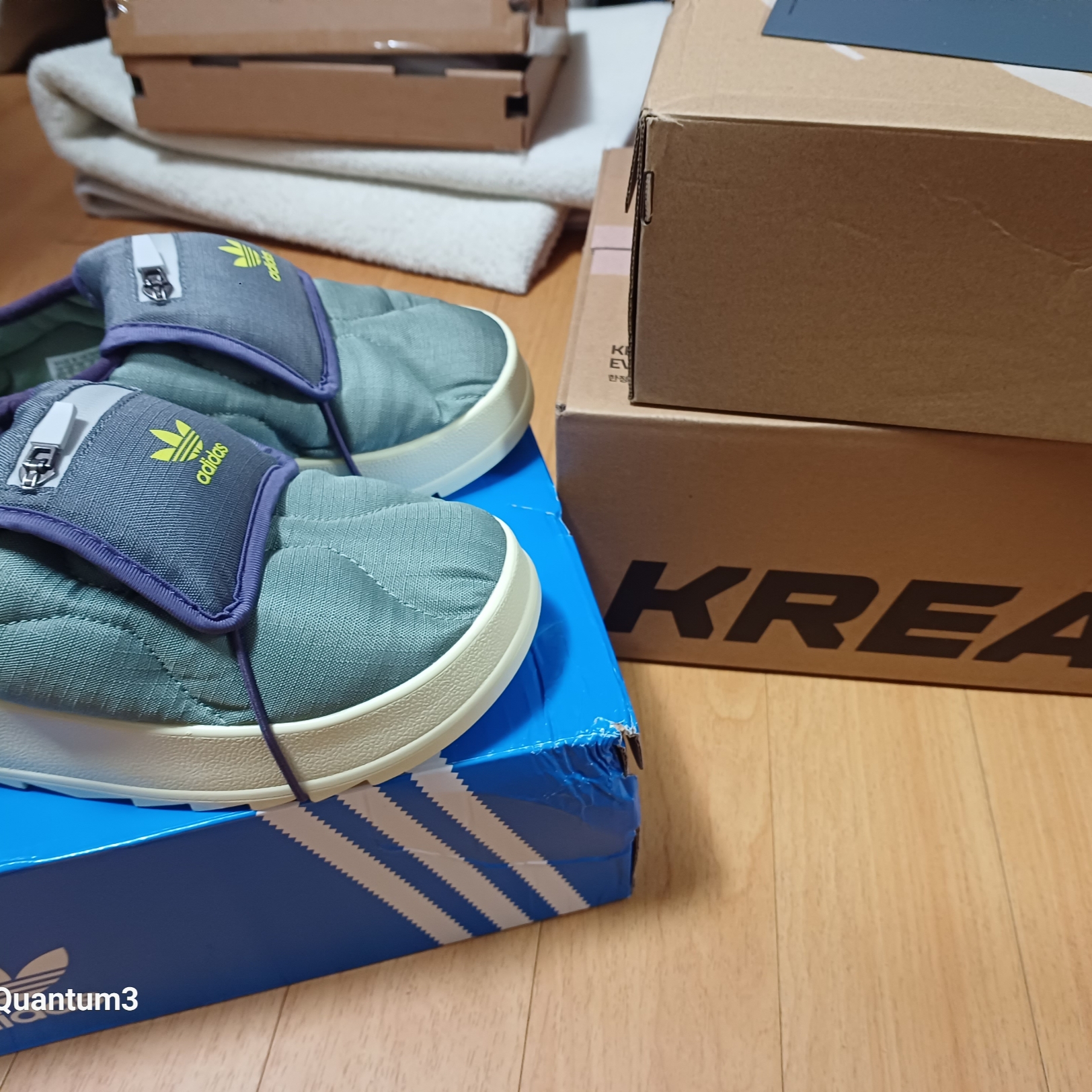 Adidas Puffylette Silver Green Grey 착용 스타일 - 1
