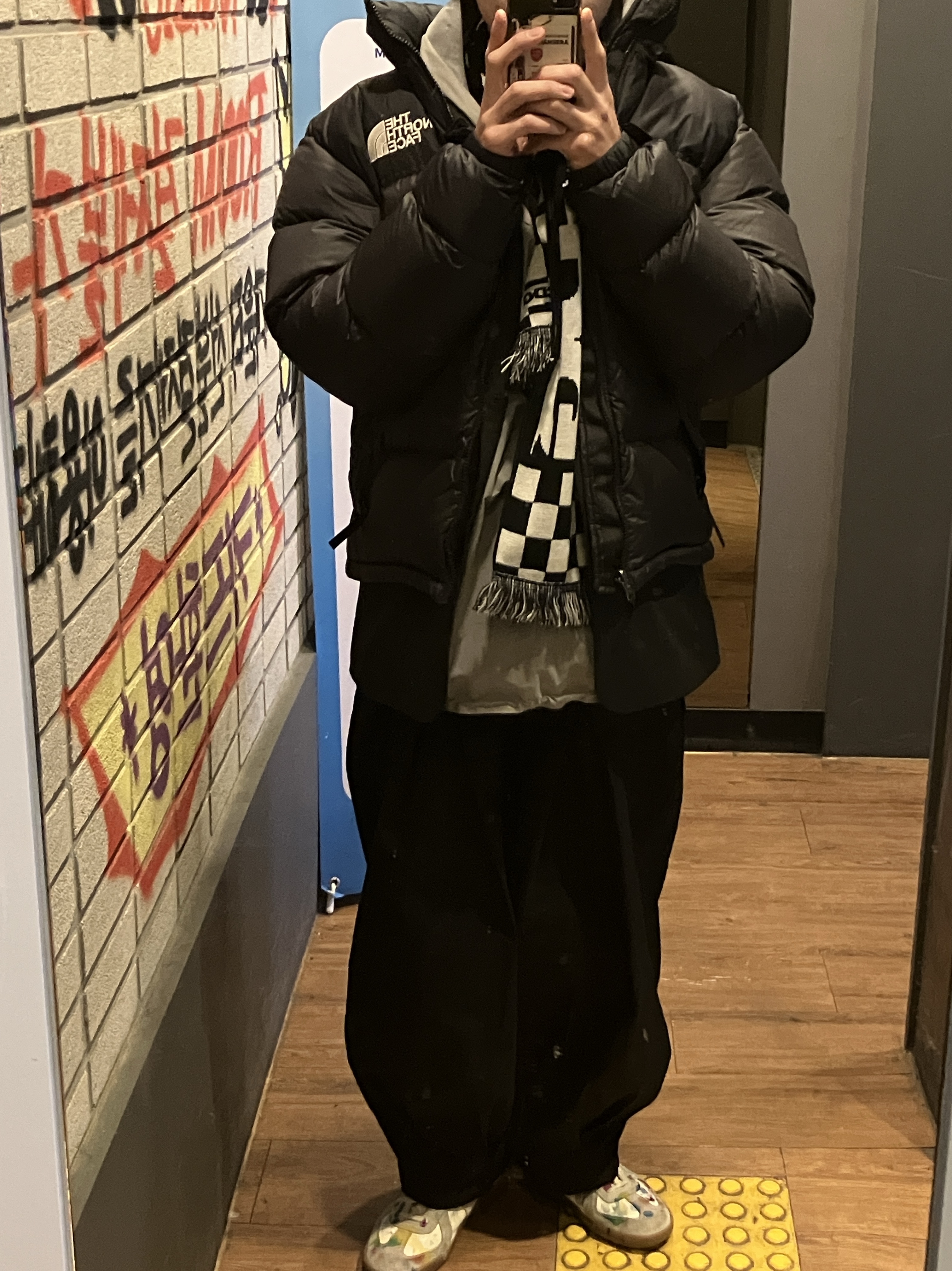 CDG Logo Check Muffler White Black, The North Face 1996 Eco Nuptse Jacket Black 착용 스타일