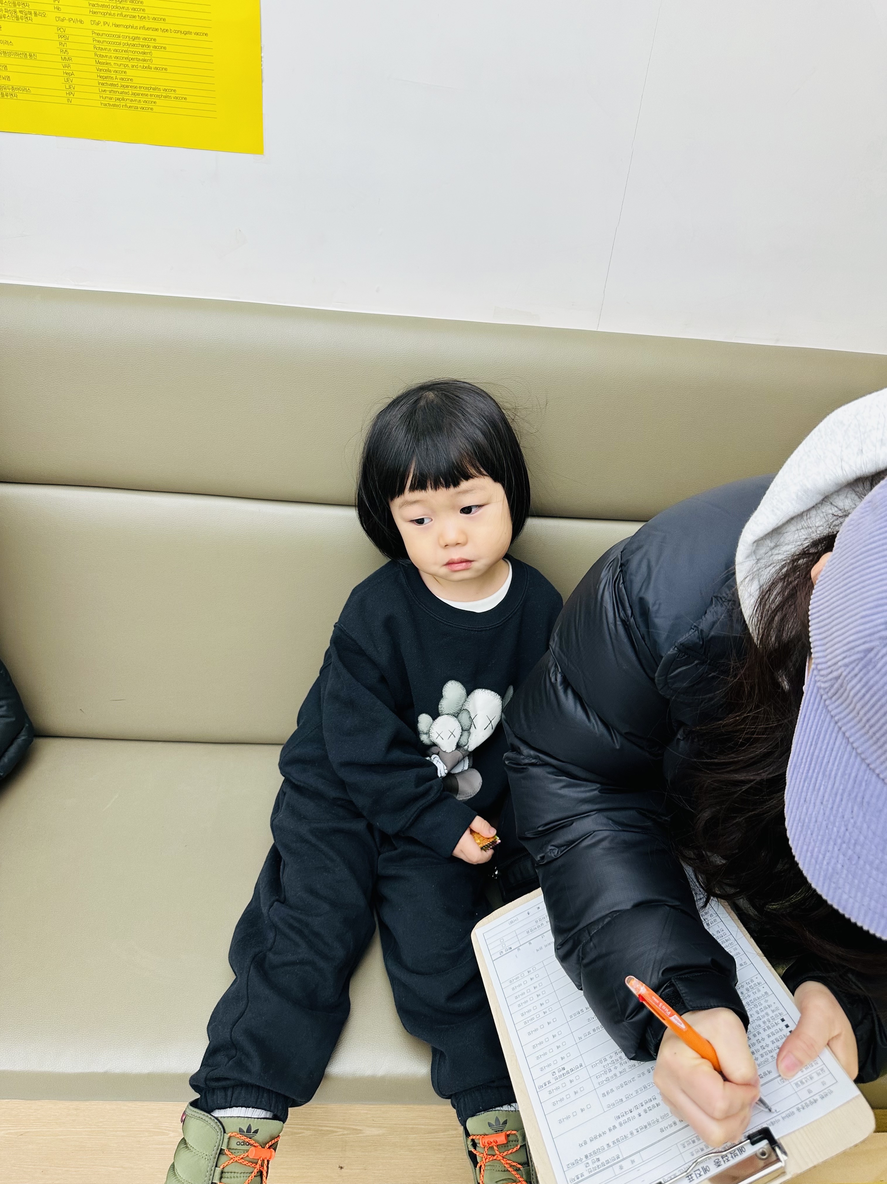 Uniqlo UT x Kaws Long Sleeve Sweatshirt Black, Nike Heritage 86 Corduroy Cap Lavender 착용 스타일 - 2