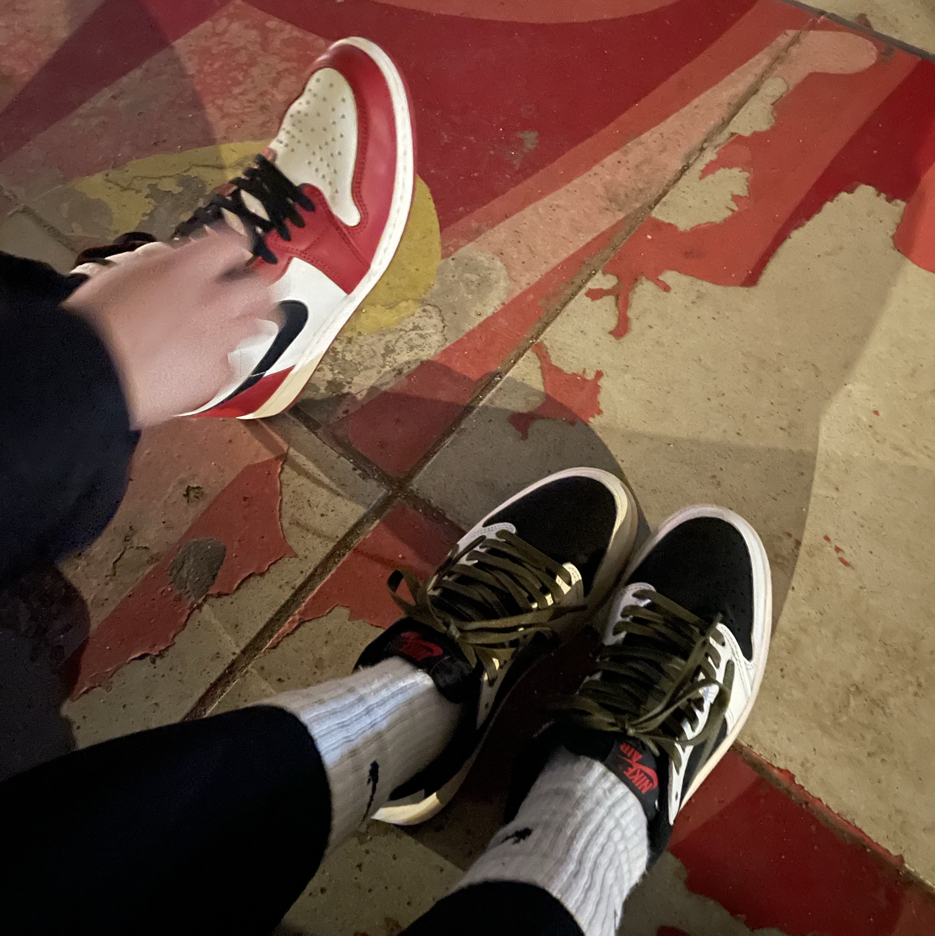 Jordan 1 Retro High OG Chicago 2022, (W) Jordan 1 x Travis Scott Retro Low OG SP Medium Olive 착용 스타일