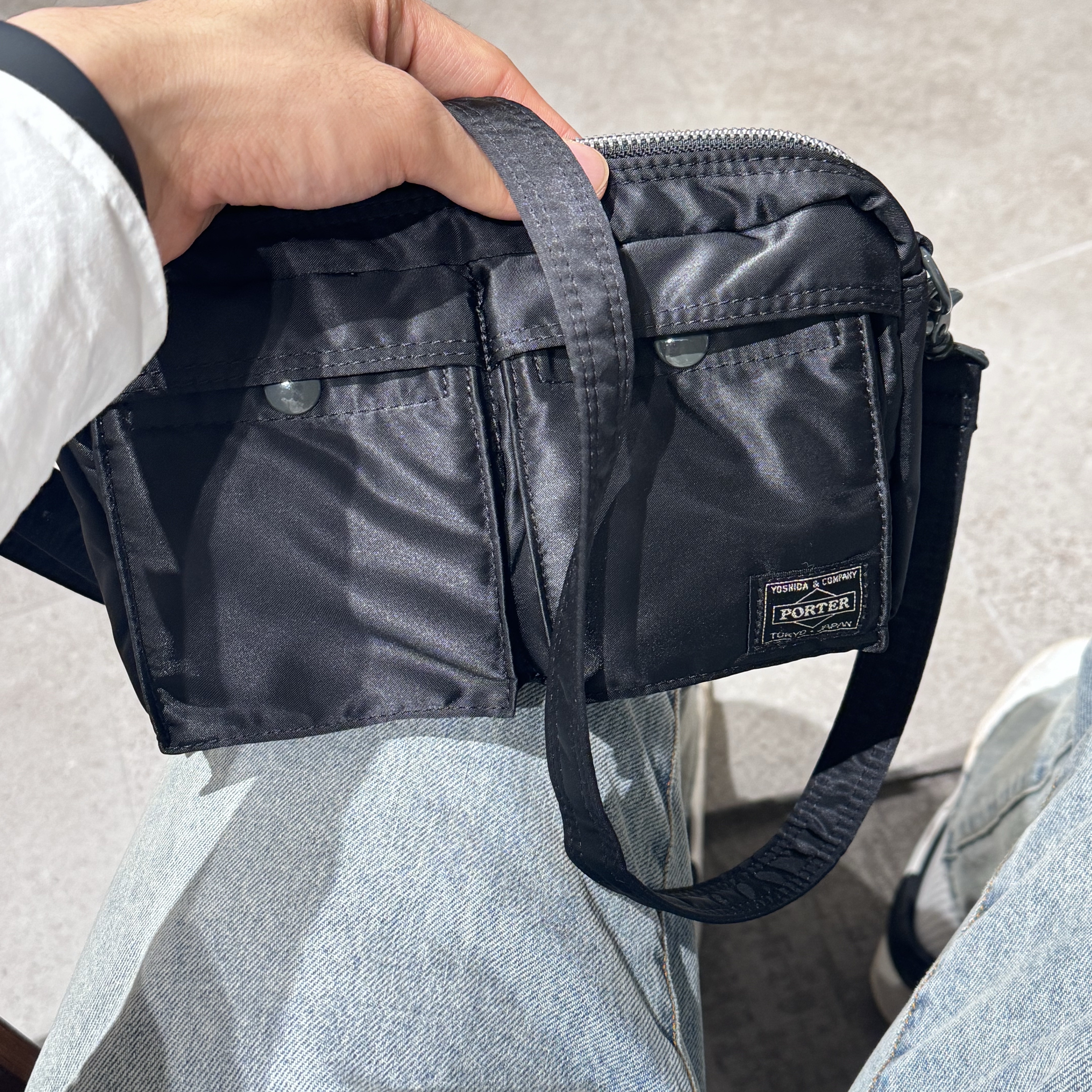 Porter Tanker Shoulder Bag Black 착용 스타일