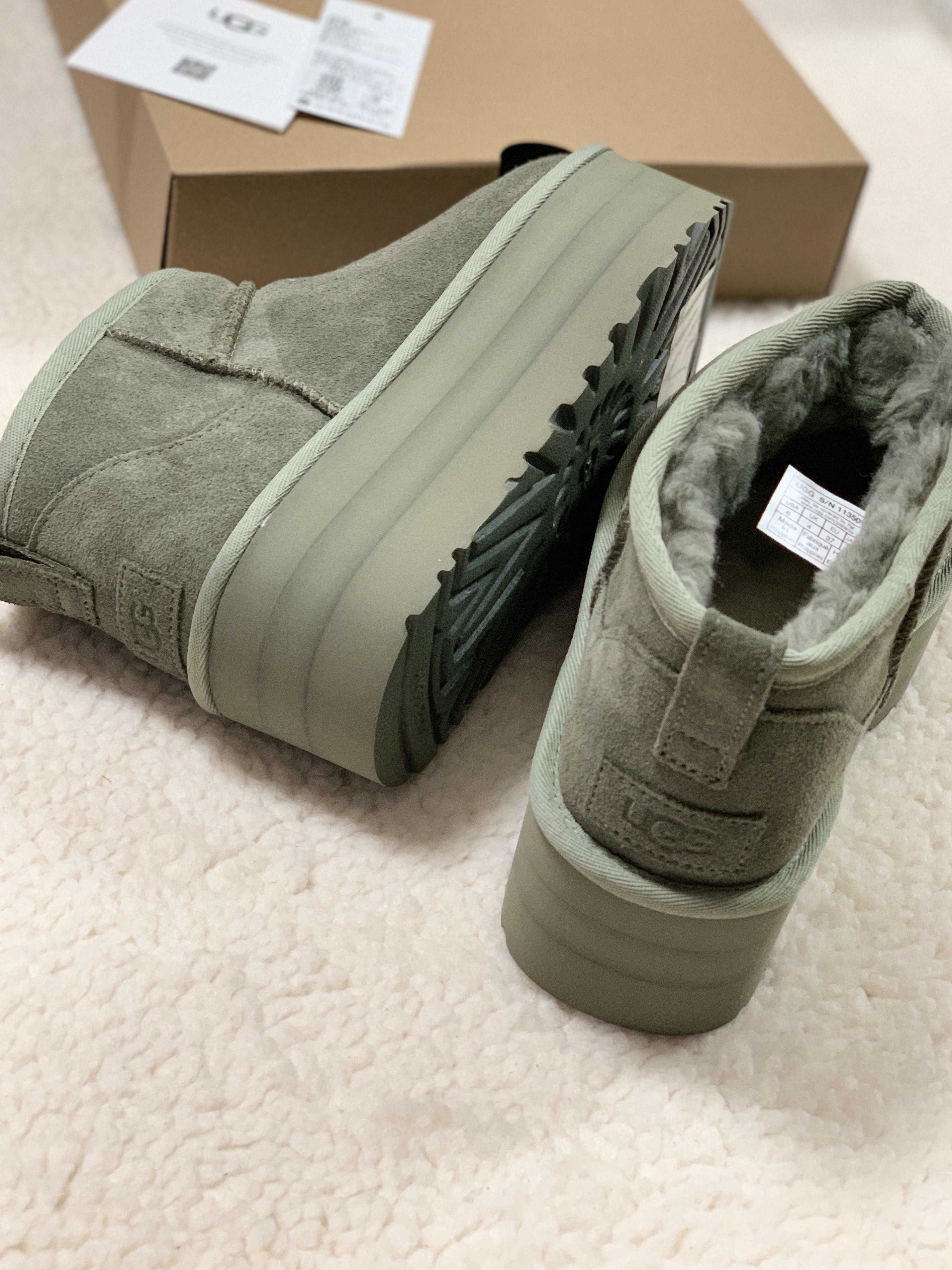 (W) UGG Classic Ultra Mini Platform Boots Moss Green 착용 스타일 - 8
