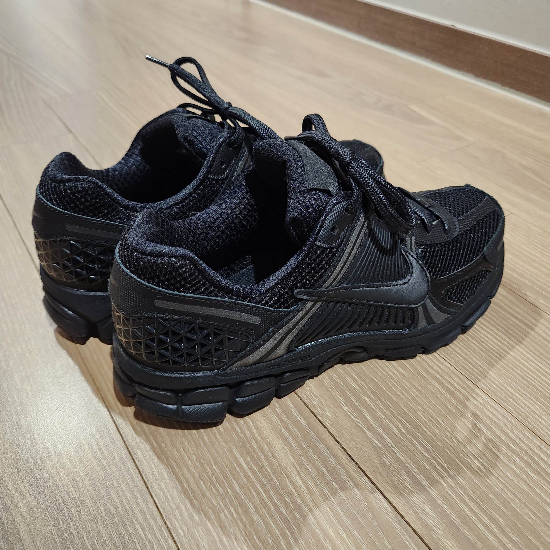Nike Zoom Vomero 5 SP Black 착용 스타일 - 3