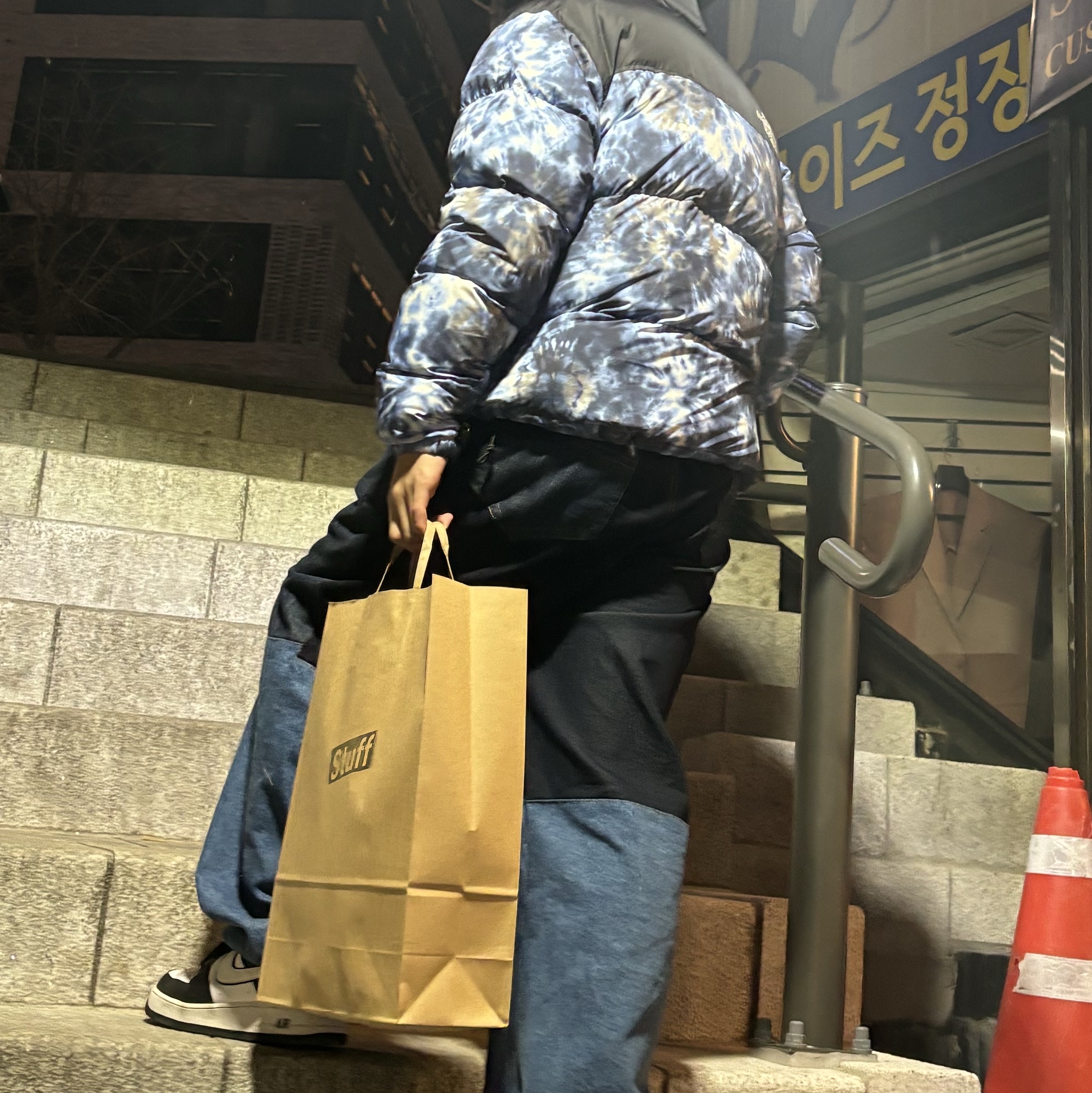 Nike Air Force 1 '07 Black White, The North Face 1996 Novelty Nuptse Jacket Ink Blue 착용 스타일 - 4