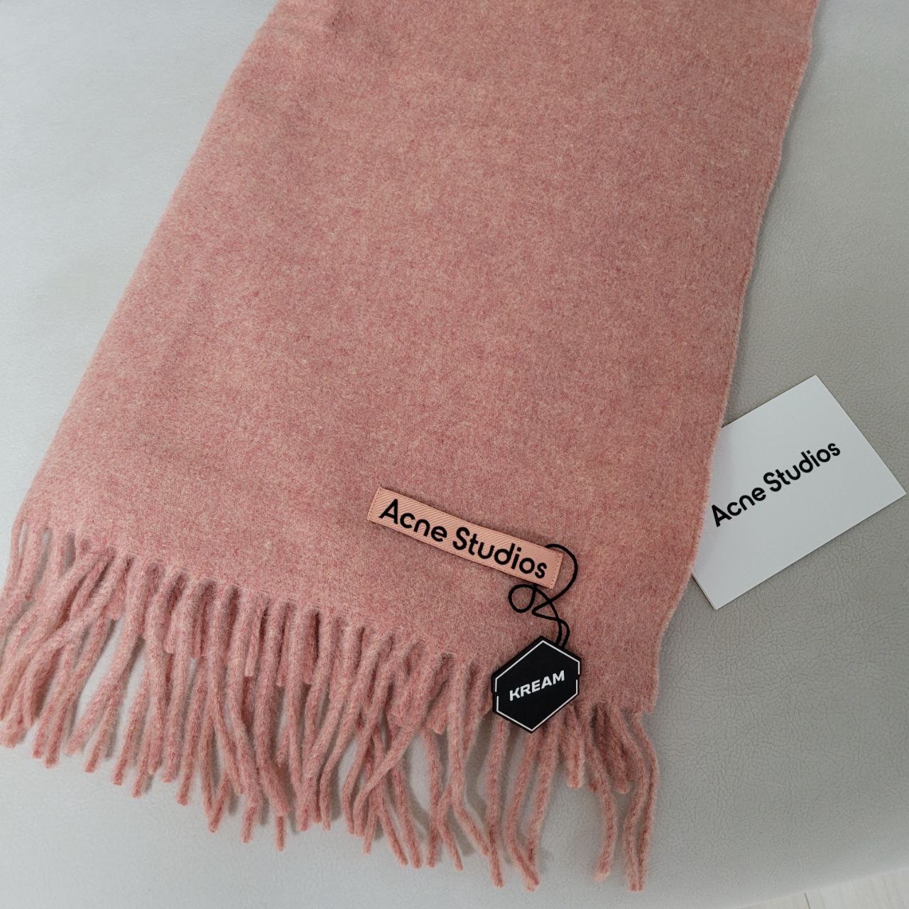Acne Studios Narrow Wool Fringe Muffler Rose Melange 착용 스타일