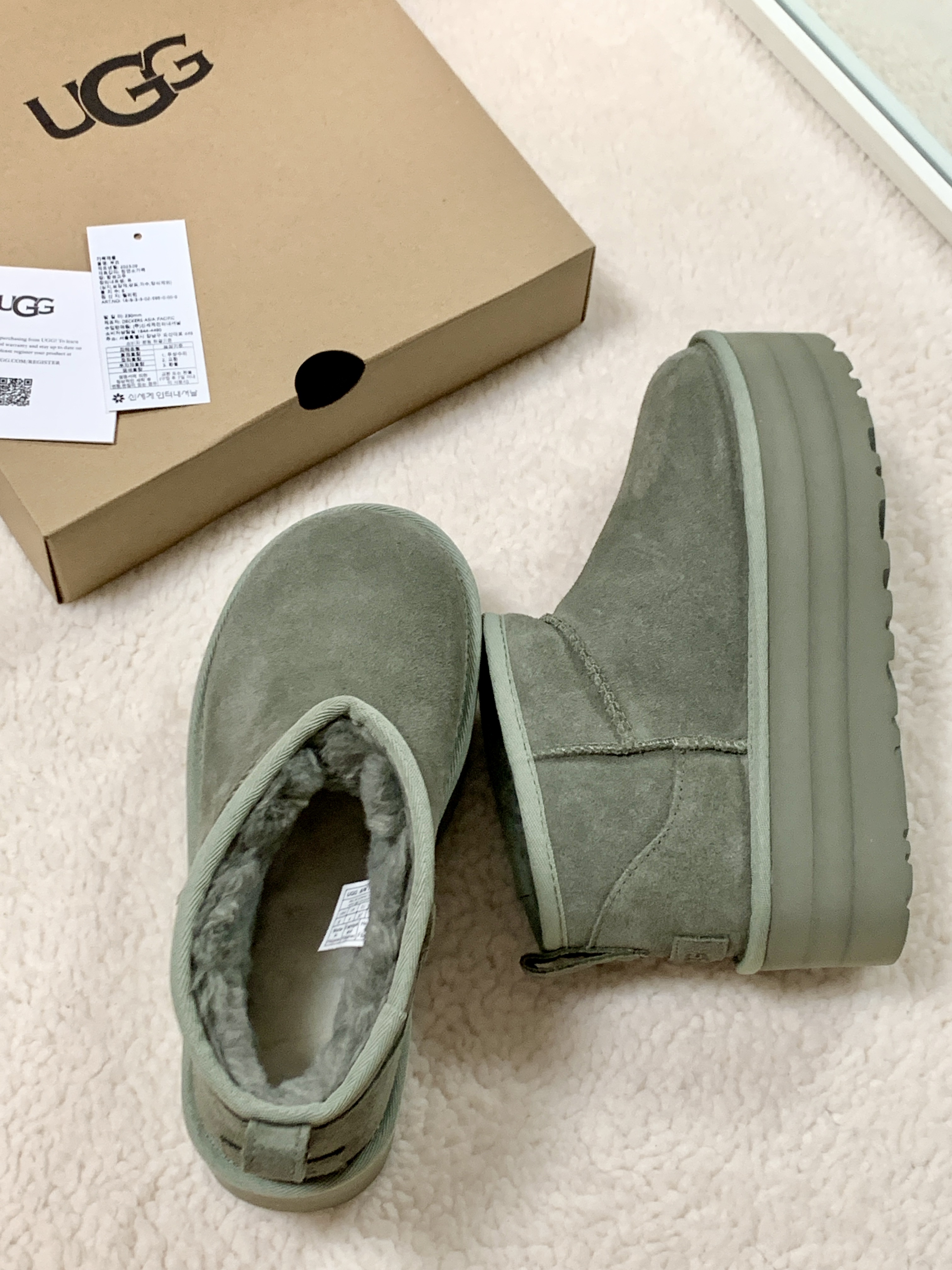 (W) UGG Classic Ultra Mini Platform Boots Moss Green 착용 스타일 - 6