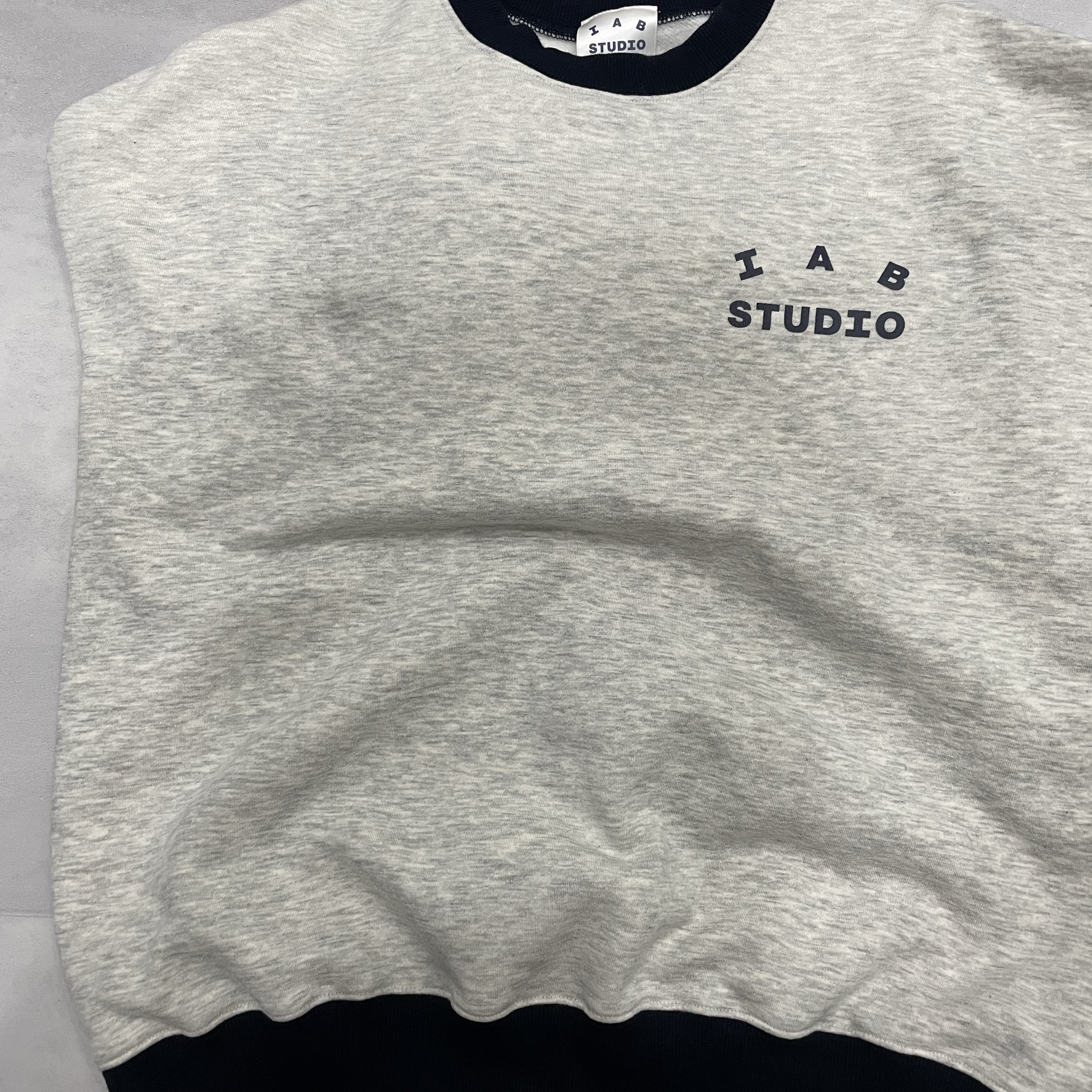 IAB Studio Sweatshirt Oatmeal Navy 착용 스타일