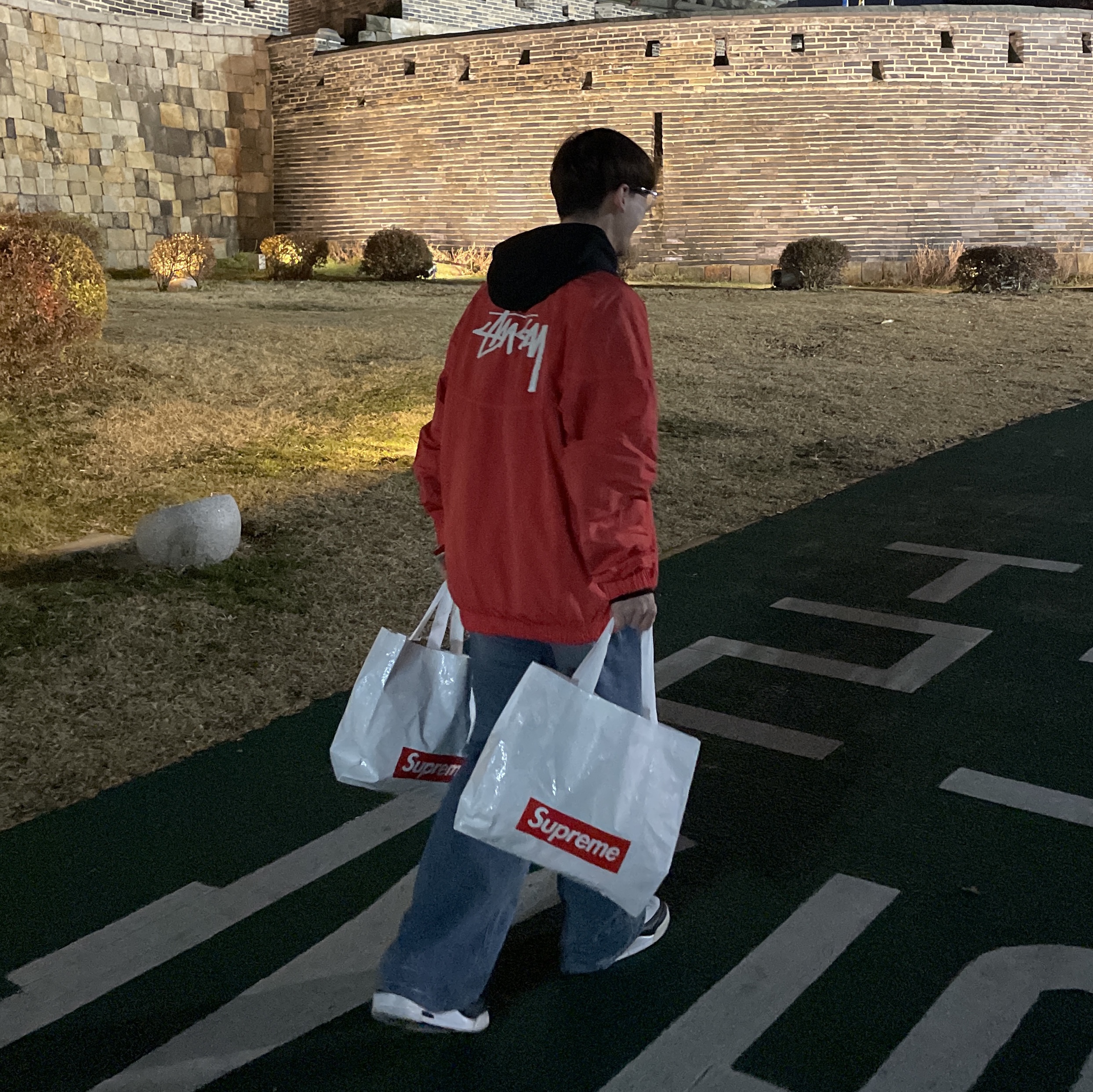 Nike x Stussy Windrunner Jacket Habanero Red, Jordan 3 x Fragment Retro SP White Black 착용 스타일
