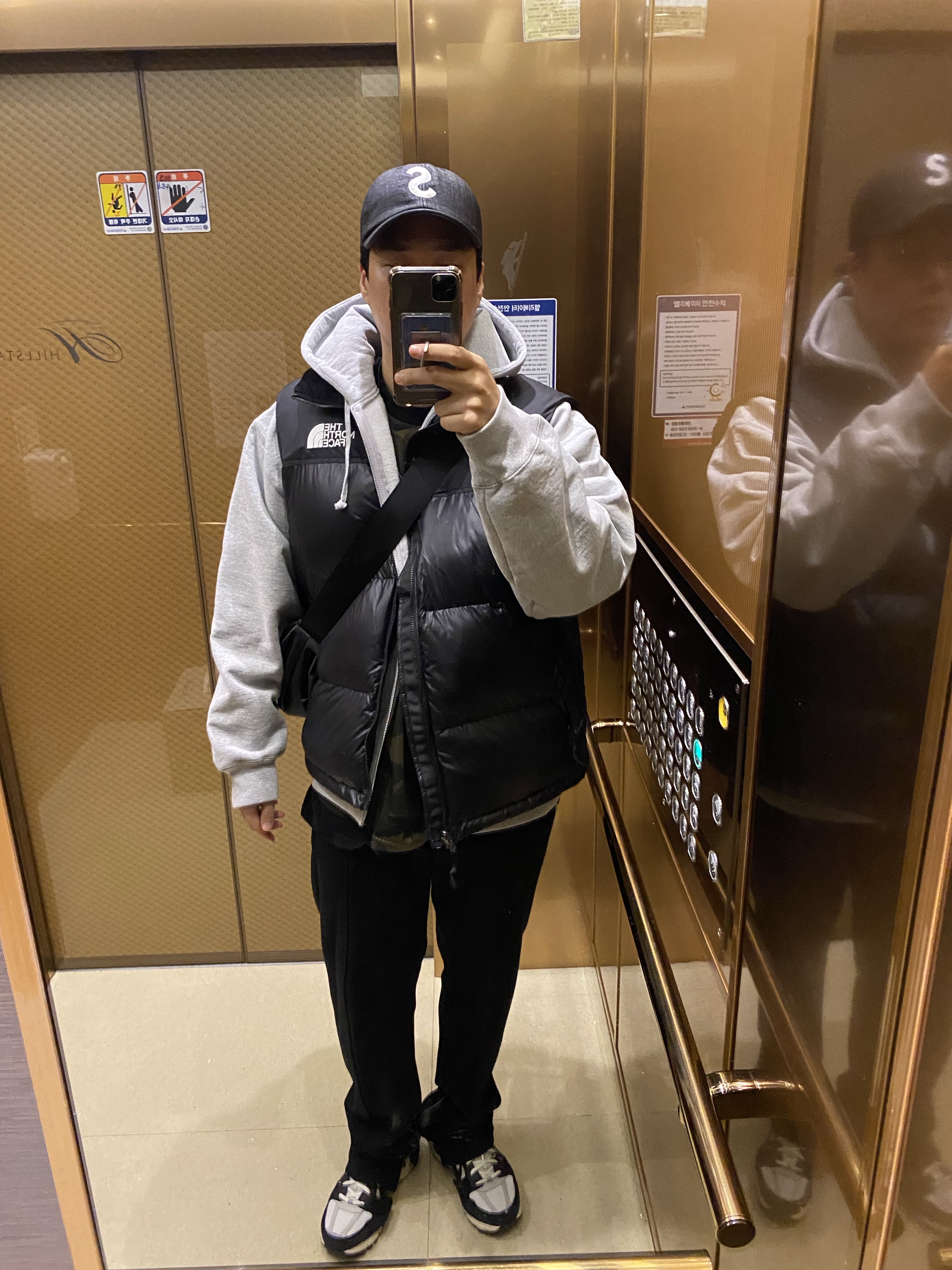 Supreme Raffia S Logo 6-Panel Black - 22SS, The North Face Nuptse Hybrid Down Ball Vest Black 착용 스타일