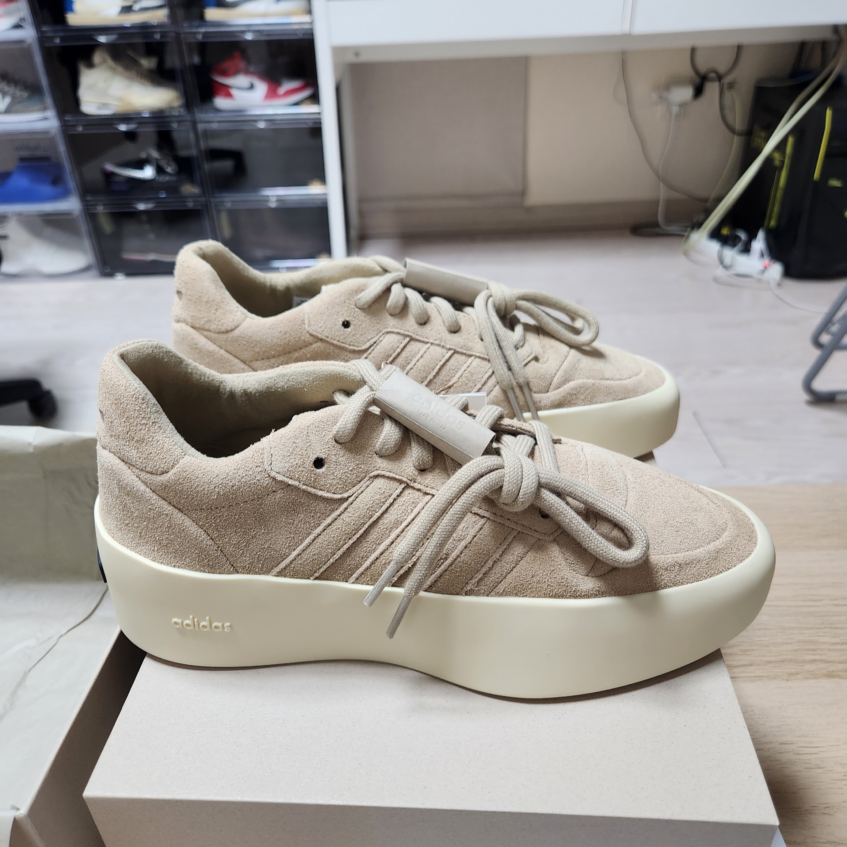 Adidas x Fear of God Athletics 86 Low Clay 착용 스타일 - 6
