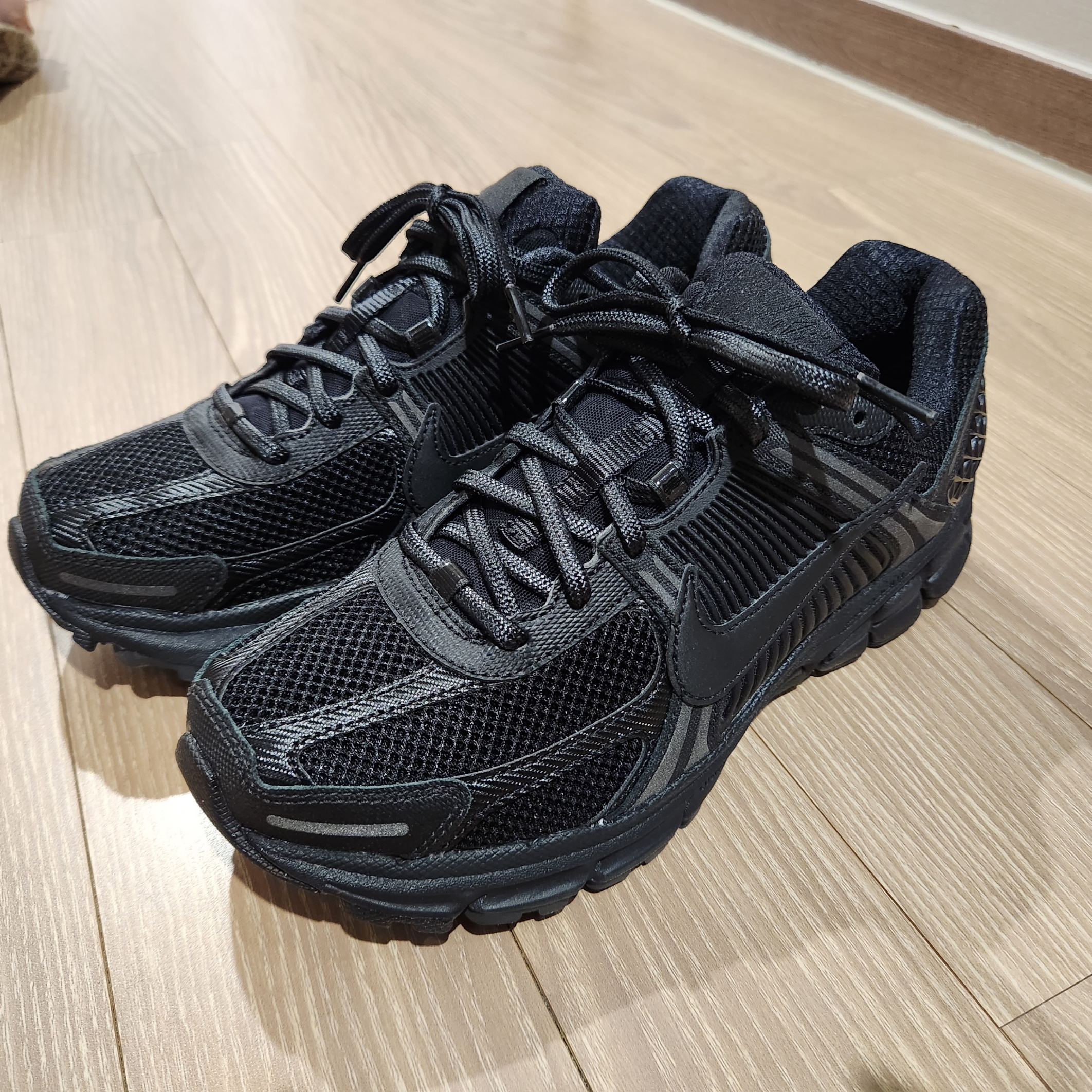 Nike Zoom Vomero 5 SP Black 착용 스타일 - 2