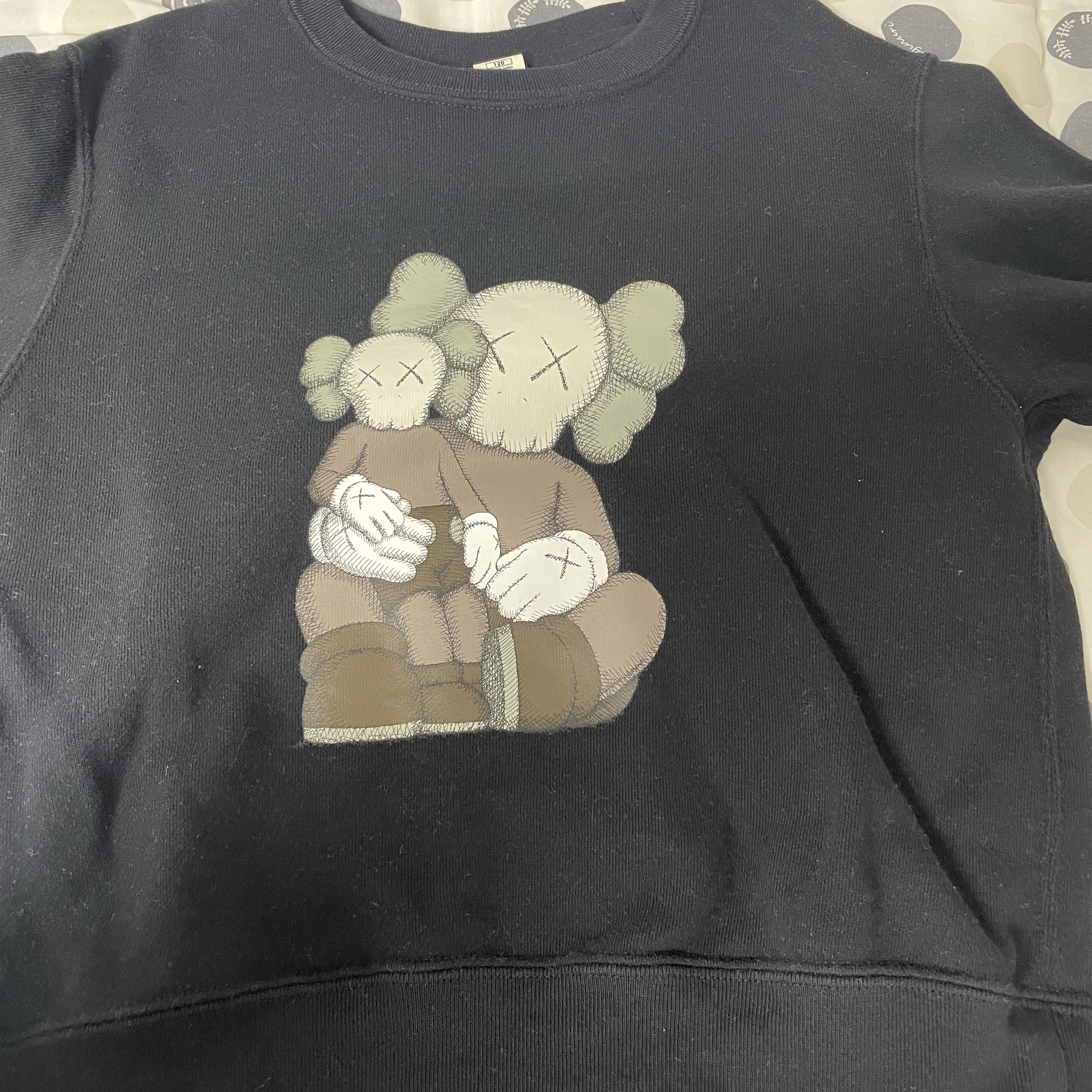 (Kids) Uniqlo UT x Kaws Long Sleeve Sweatshirt Black 착용 스타일