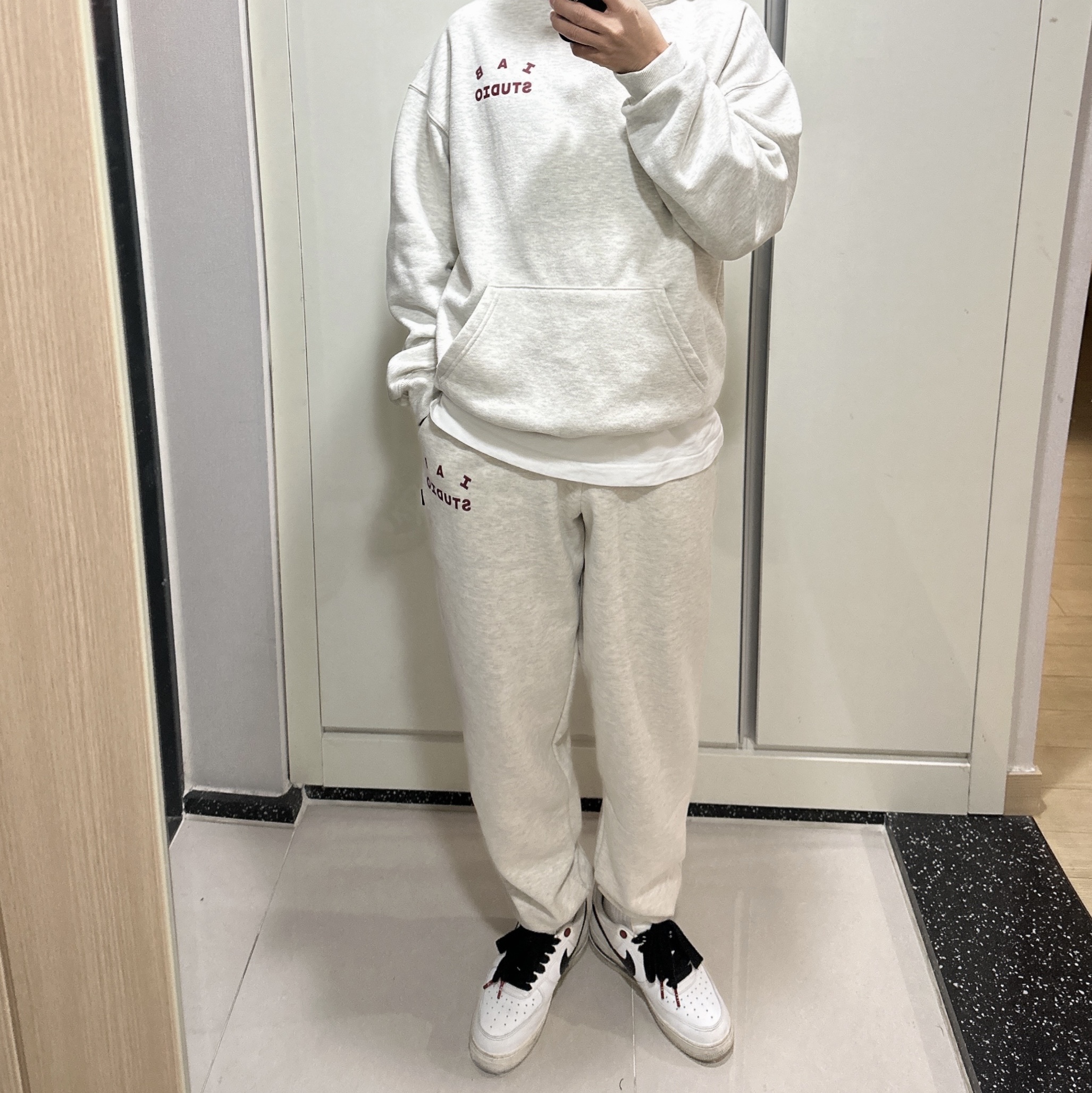 IAB Studio Sweatpants Oatmeal Burgundy - 22SS, IAB Studio Hoodie Oatmeal Burgundy 착용 스타일